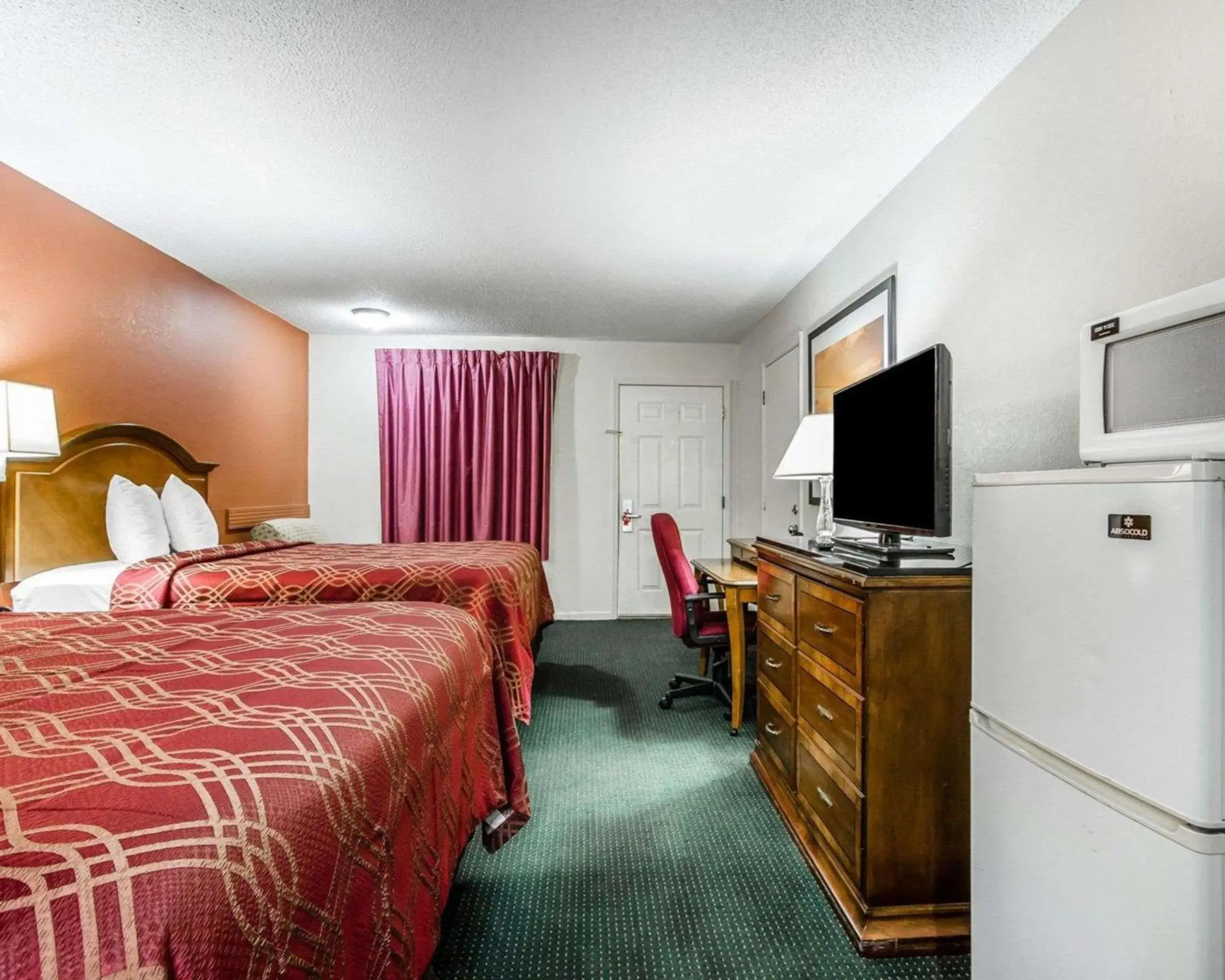 Photo of the whole room, Bed in Econo Lodge Inn & Suites Enterprise