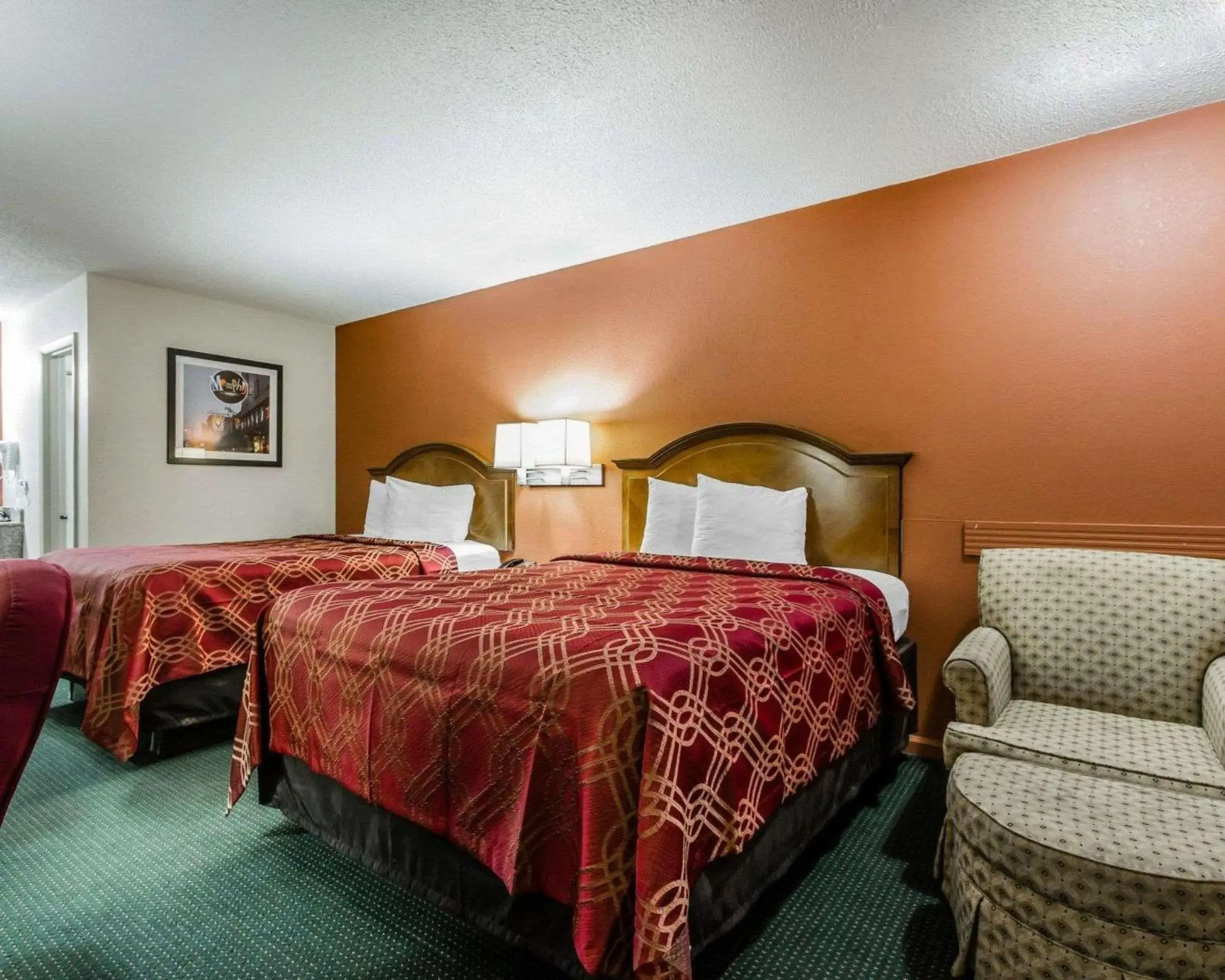 Photo of the whole room, Bed in Econo Lodge Inn & Suites Enterprise