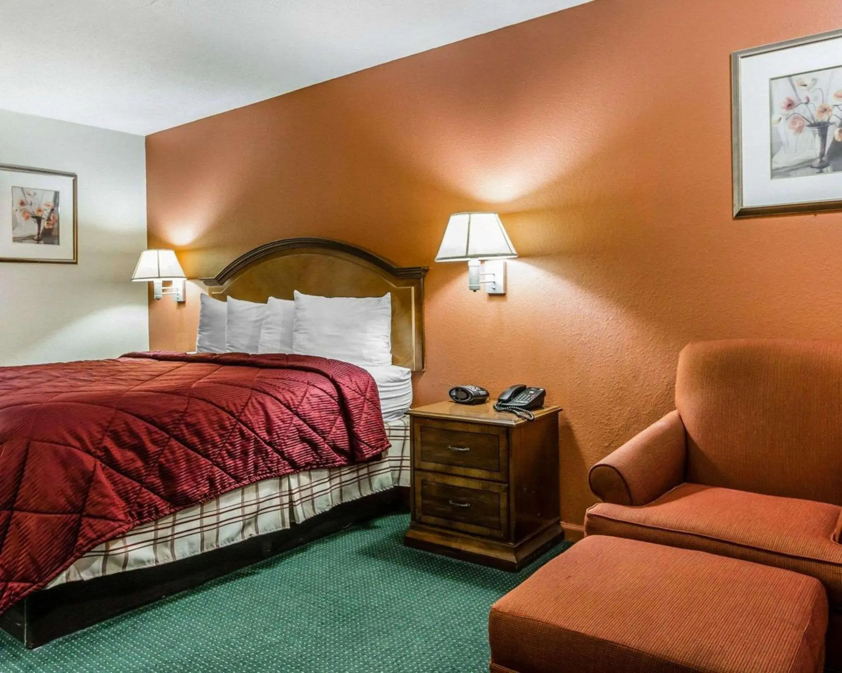 Photo of the whole room, Bed in Econo Lodge Inn & Suites Enterprise