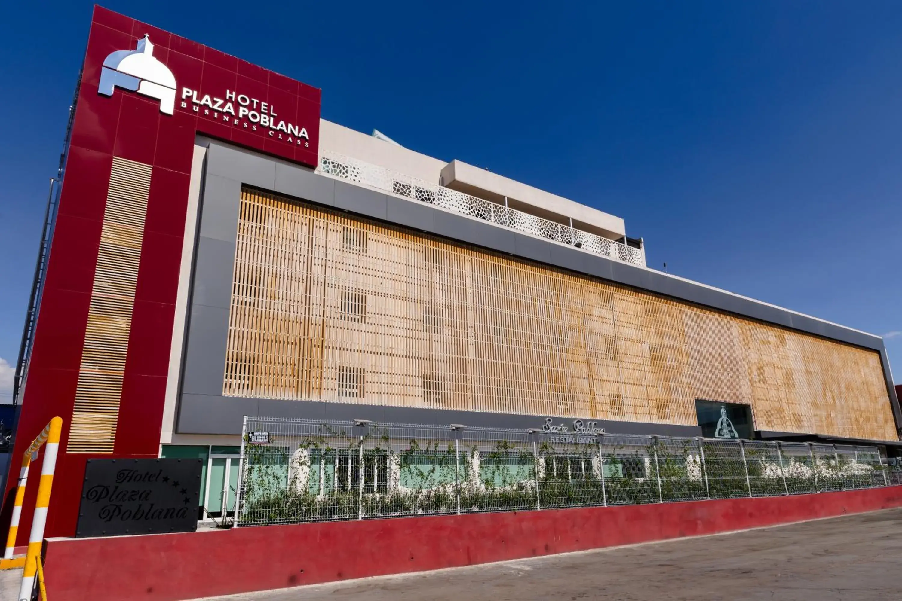 Facade/entrance in Plaza Poblana Facade/entrance in Plaza Poblana