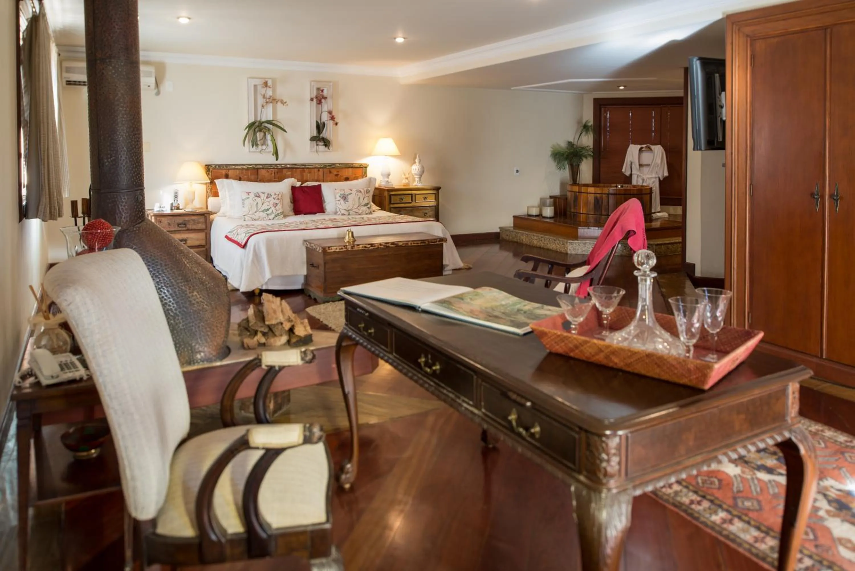 Photo of the whole room, Bed in Quinta da Paz Resort
