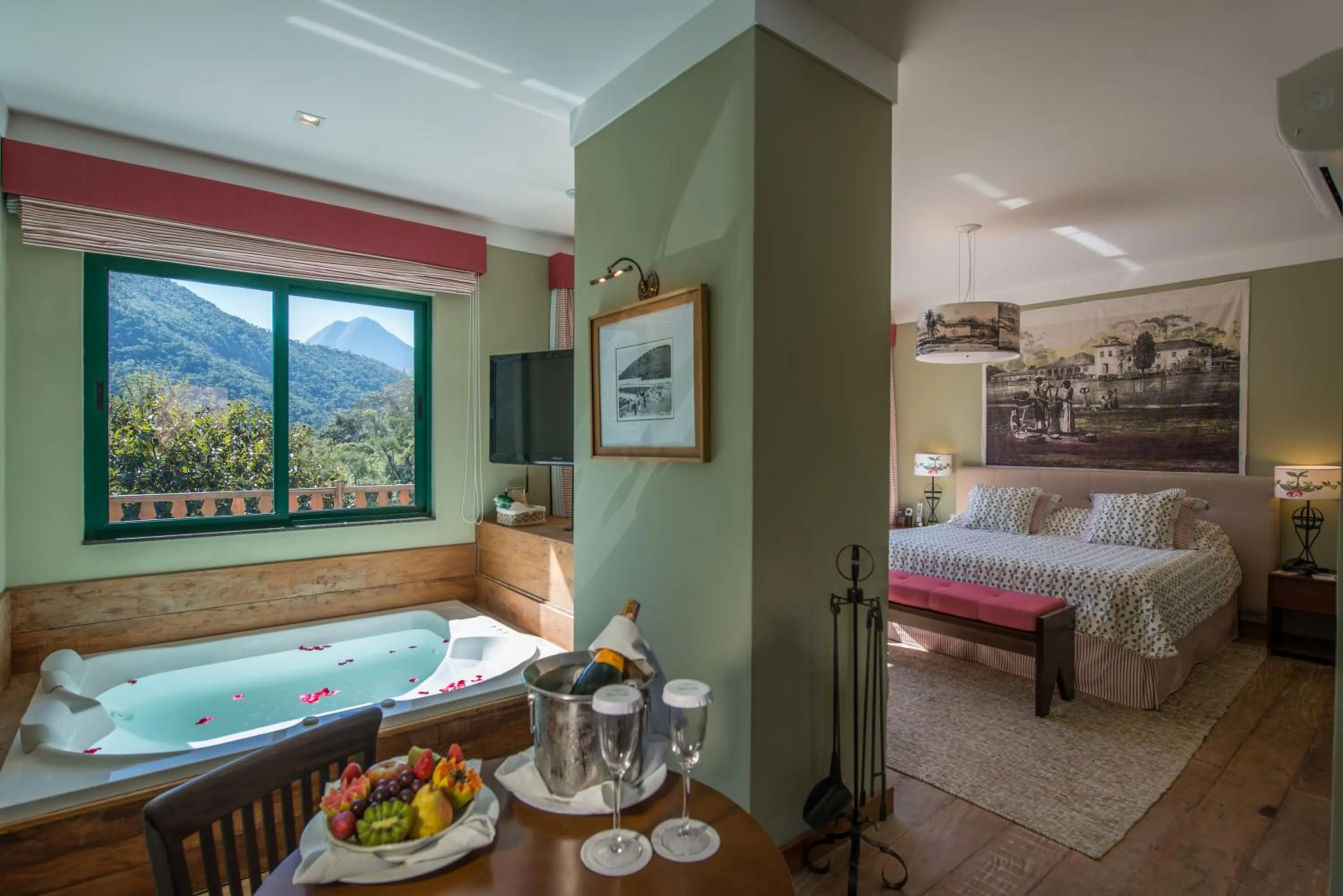 Photo of the whole room, Bed in Quinta da Paz Resort