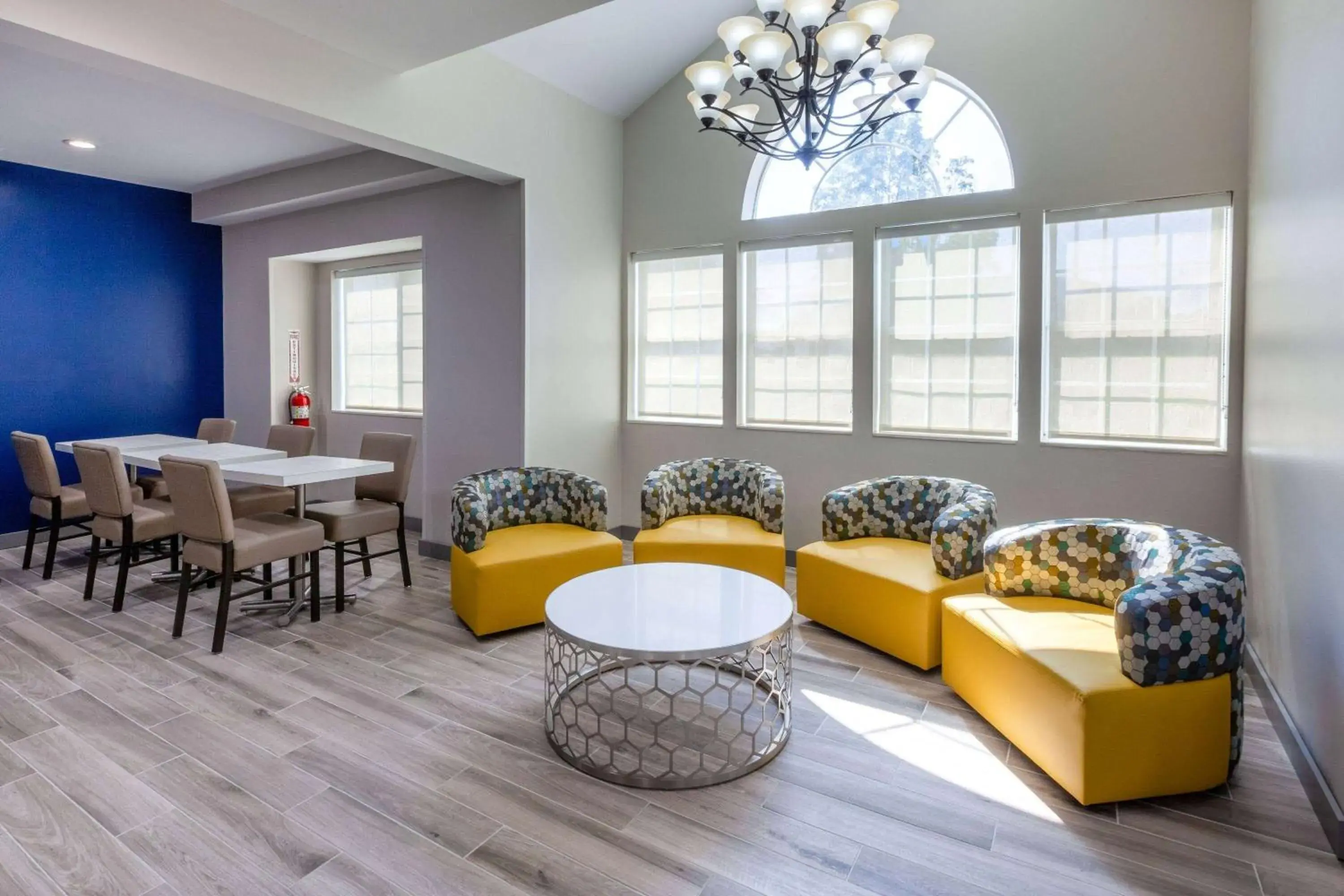 Lobby or reception in Microtel Inn & Suites by Wyndham Sunbury - Columbus North Lobby or reception in Microtel Inn & Suites by Wyndham Sunbury - Columbus North