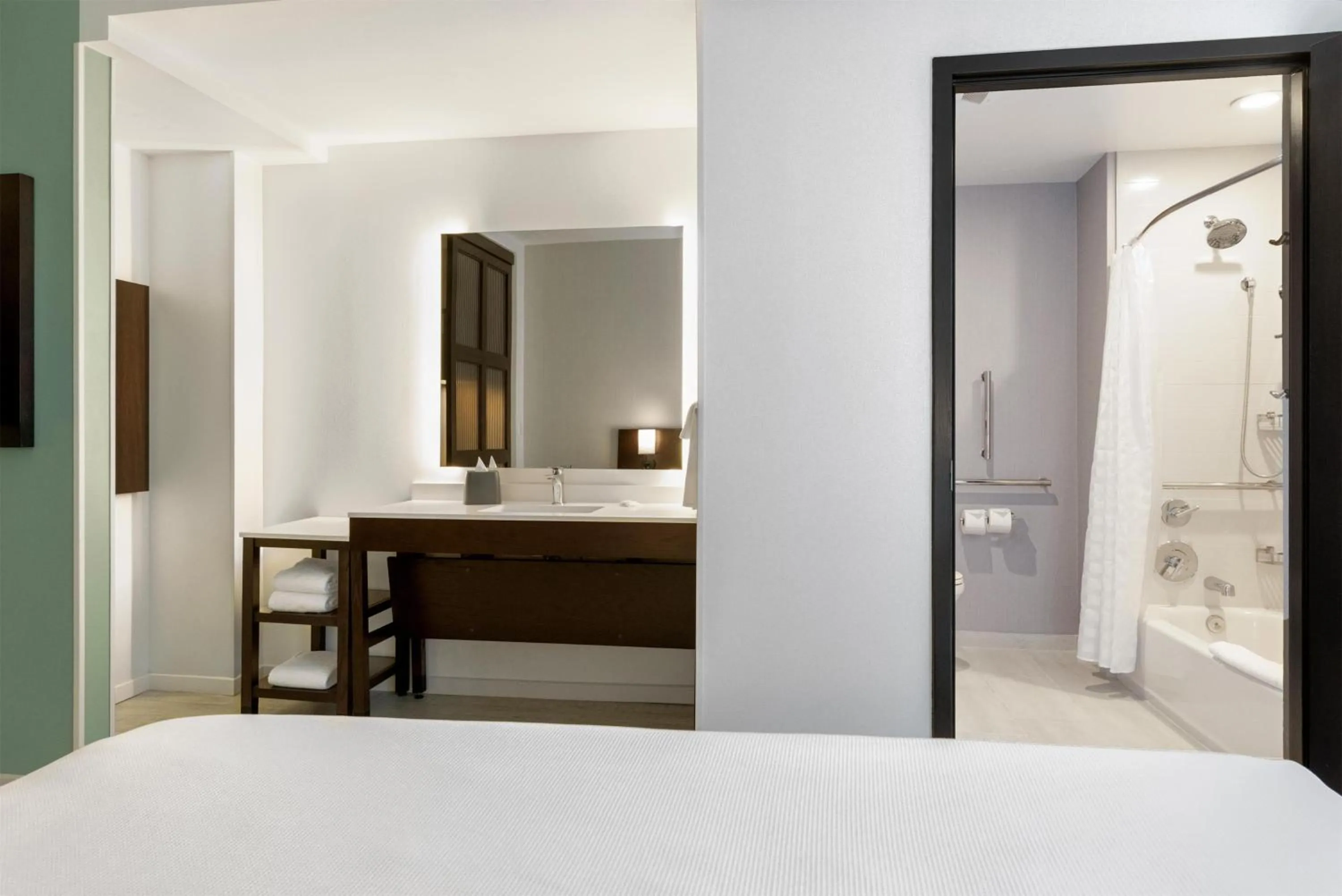 Bathroom, Bed in Hyatt Place West Palm Beach
