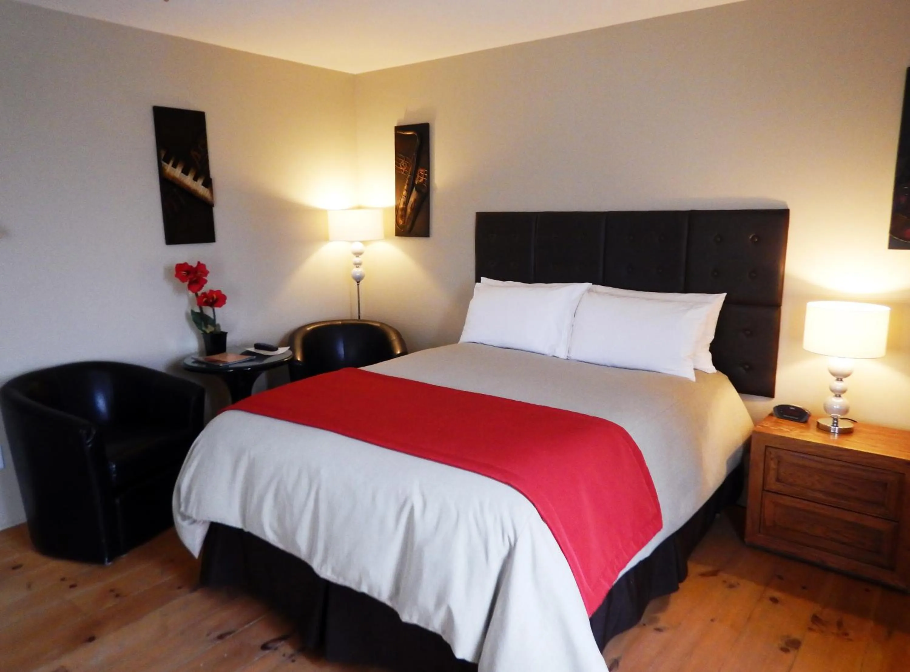 Queen Room - single occupancy in Auberge Aux Quatre Matins