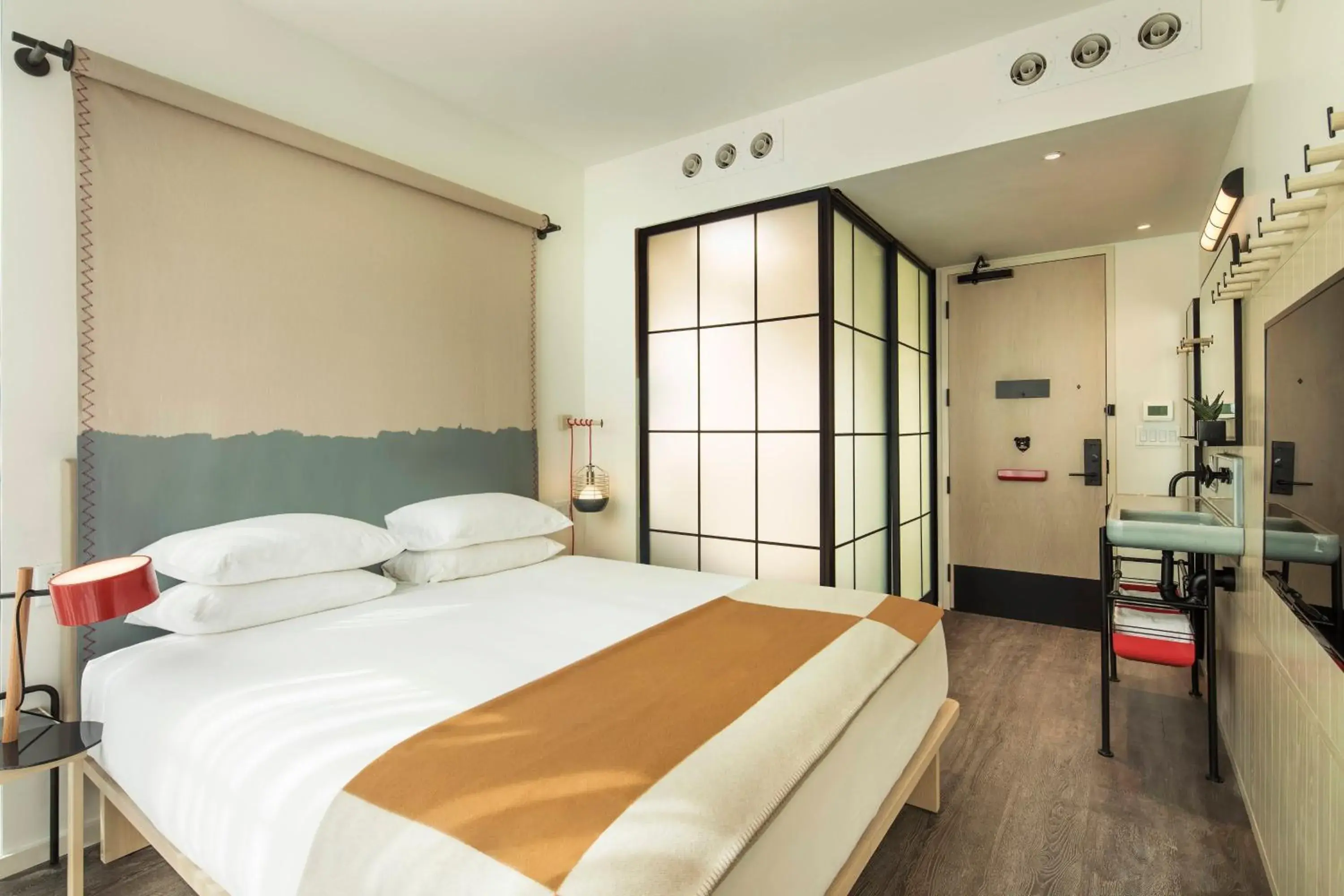 King Room in Moxy NYC Chelsea King Room in Moxy NYC Chelsea