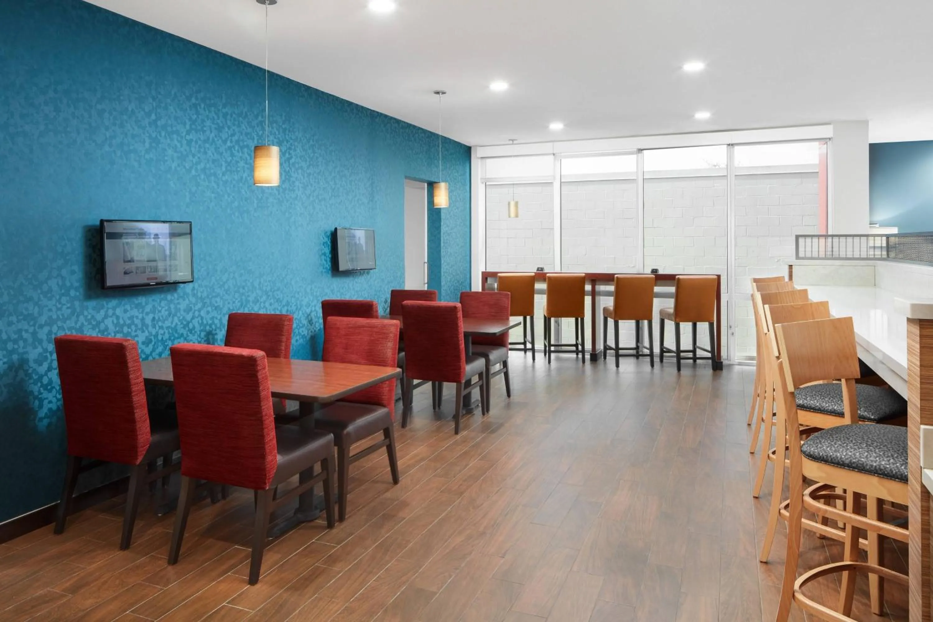 Breakfast in TownePlace Suites by Marriott Tampa South