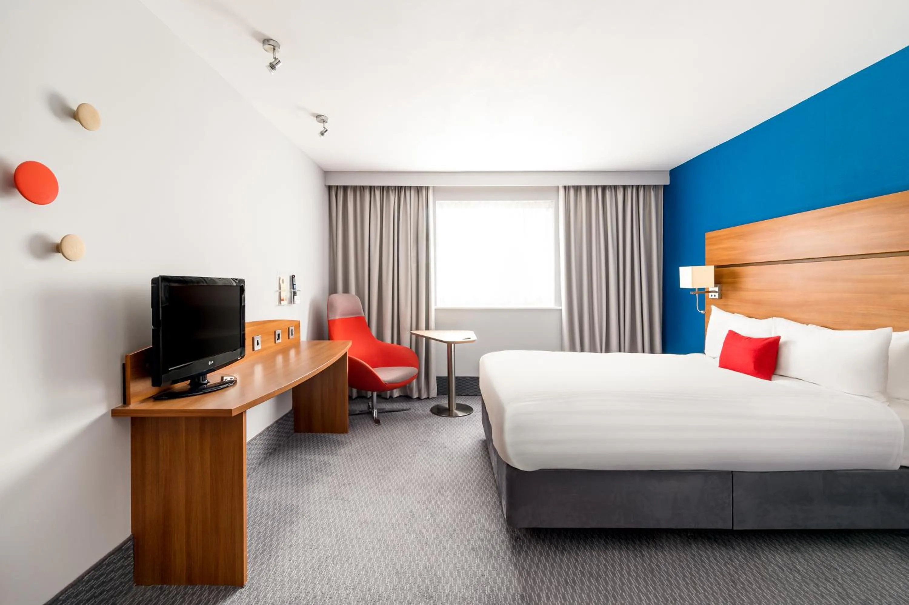 Bed in Holiday Inn Express Shrewsbury by IHG