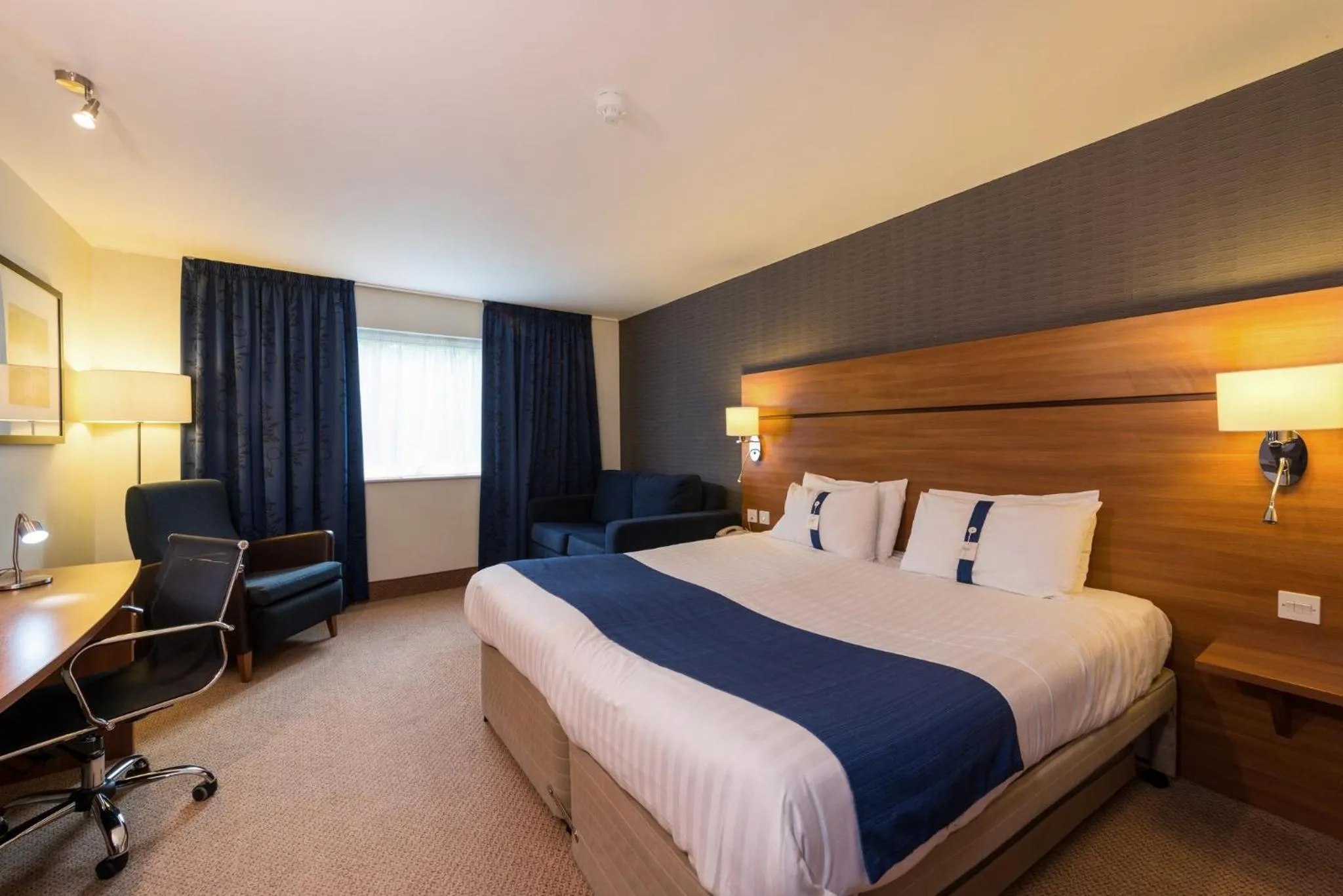 Photo of the whole room, Bed in Holiday Inn Express Shrewsbury by IHG