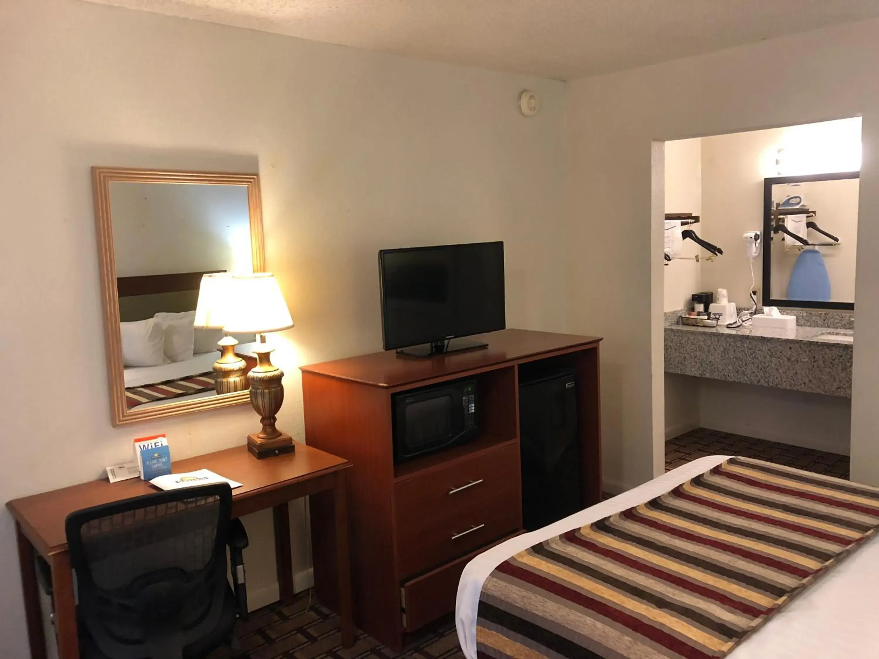 Bed in Days Inn by Wyndham Natchez Bed in Days Inn by Wyndham Natchez