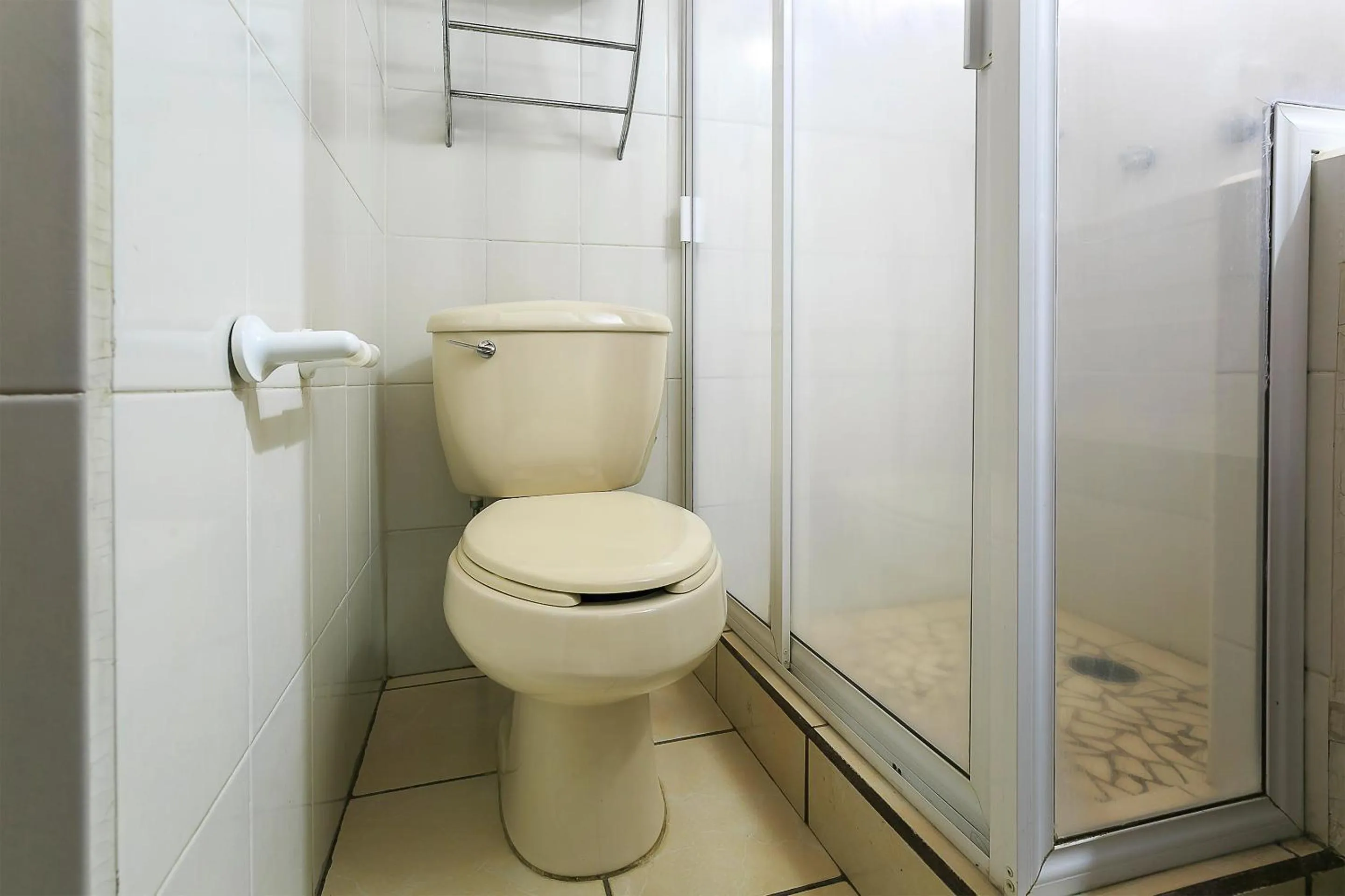 Shower in Hotel Pie de la Sierra