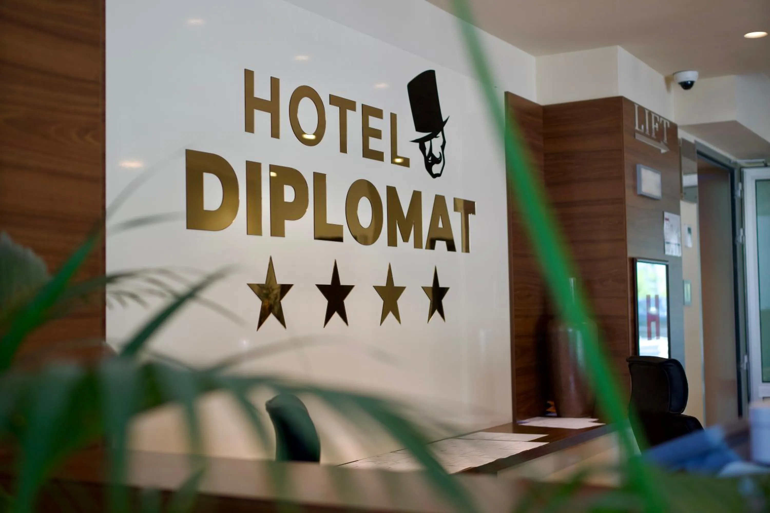 People in Hotel Diplomat