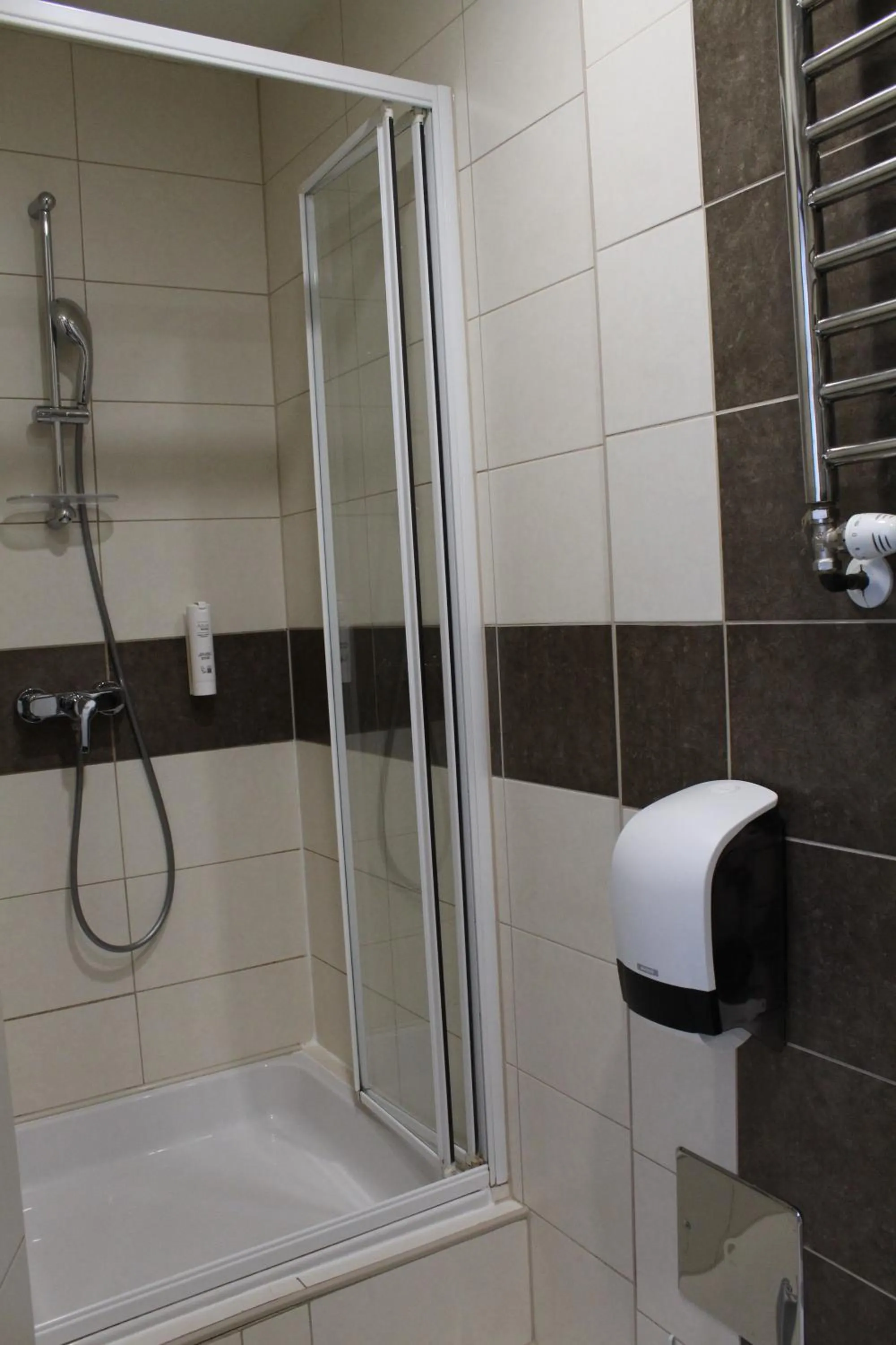 Shower in Hotel Diplomat