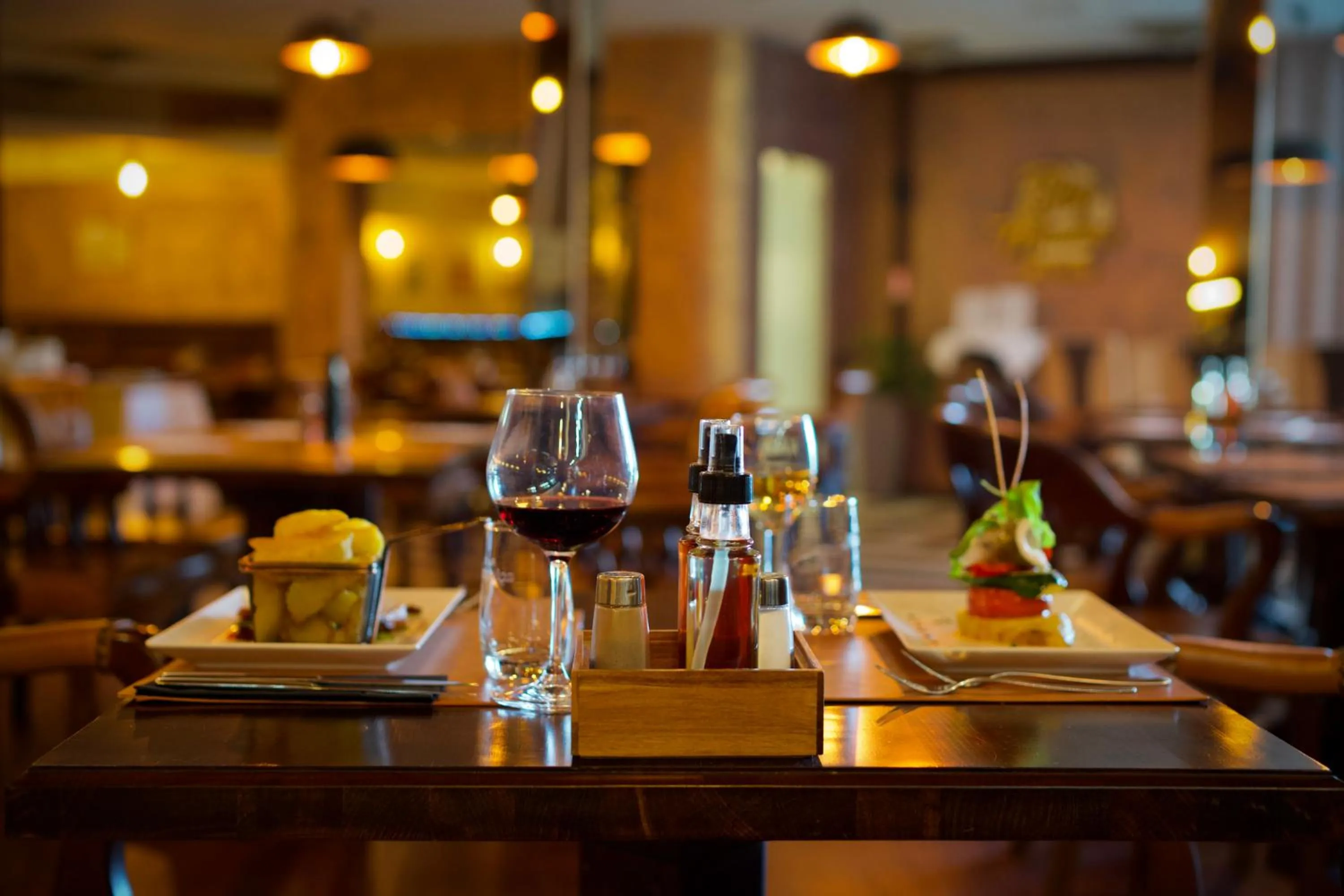 Restaurant/places to eat in Hotel Diplomat