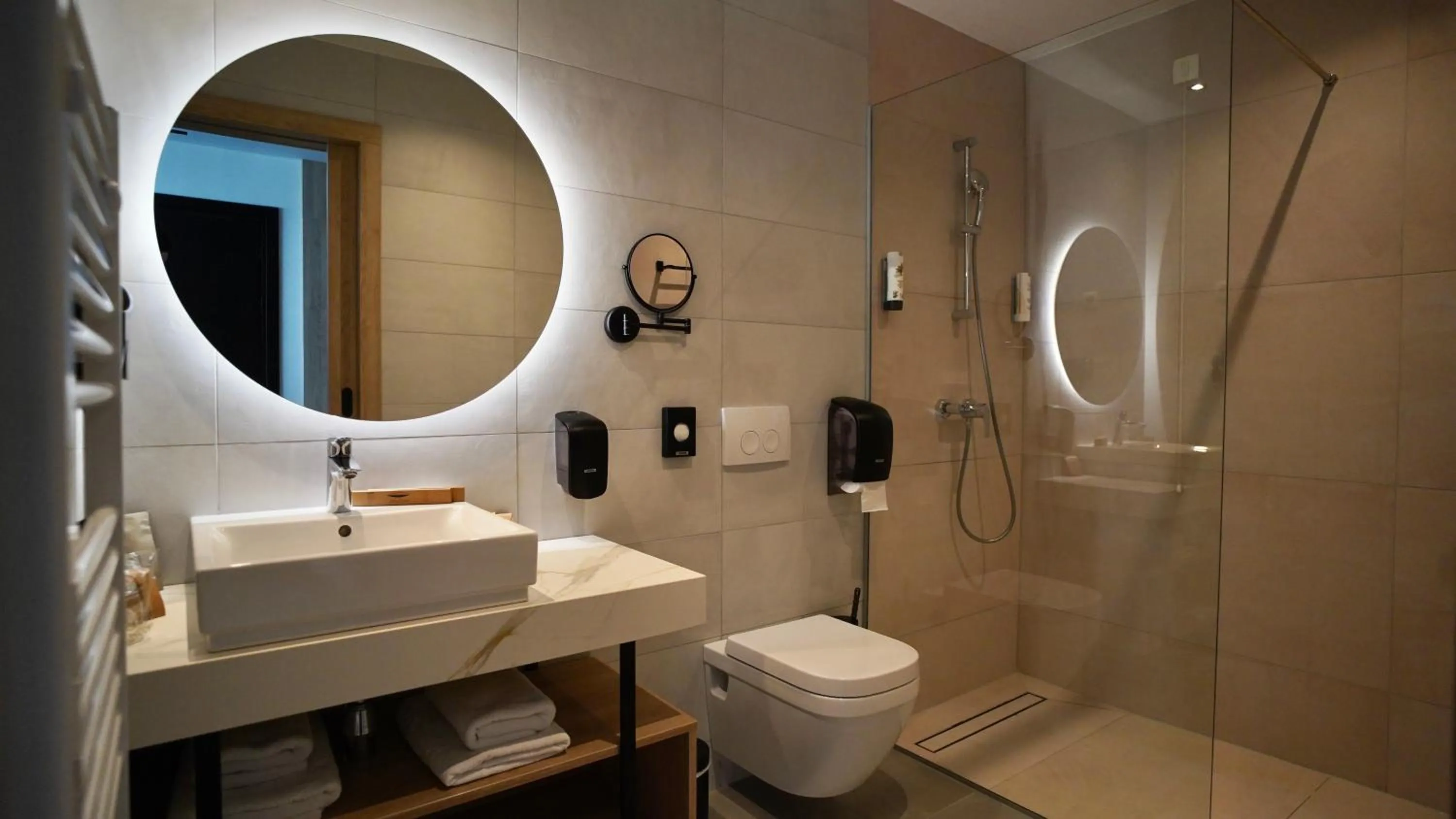 Shower in Hotel Diplomat