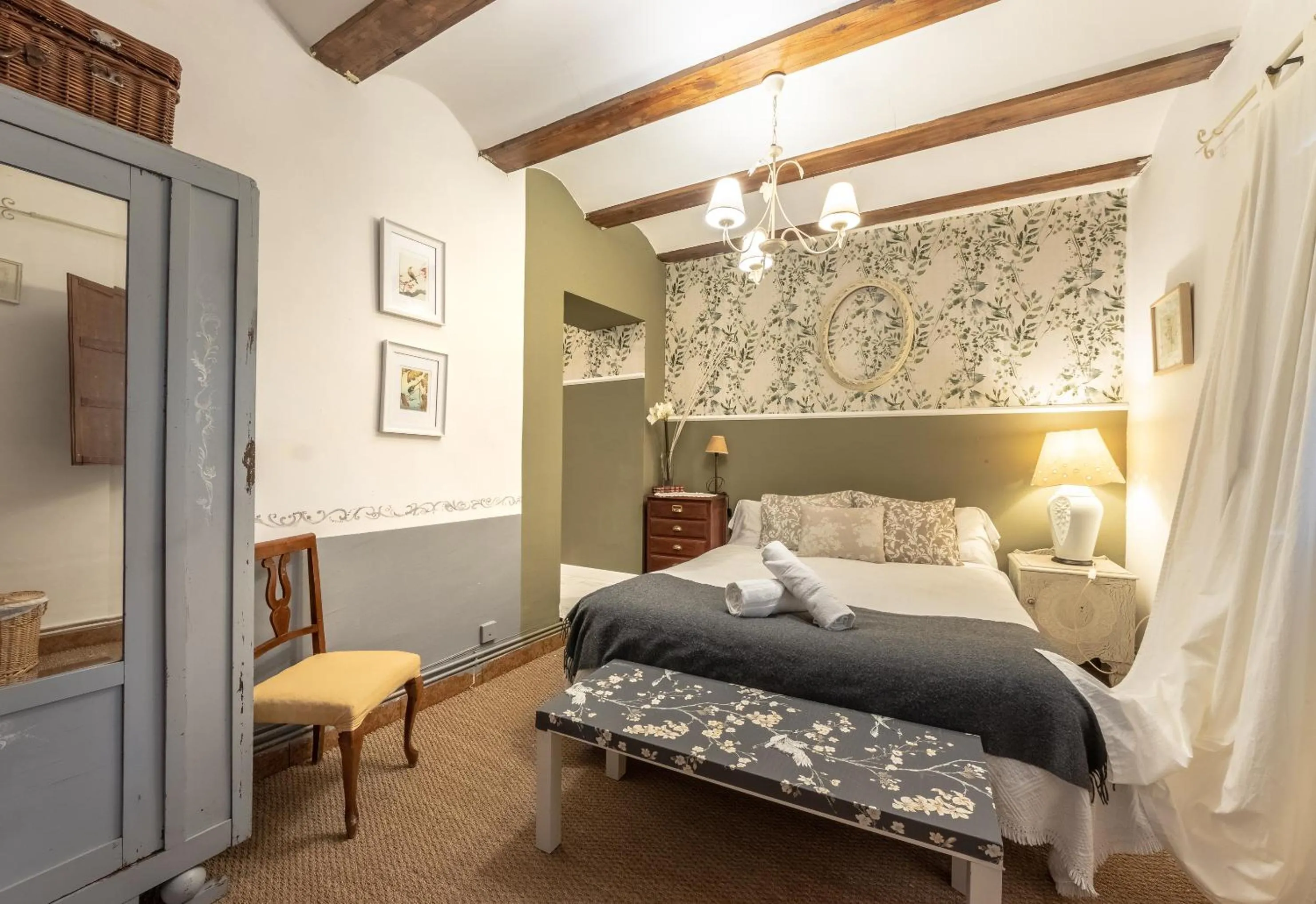 Photo of the whole room, Bed in Peregrinando, pensión con encanto