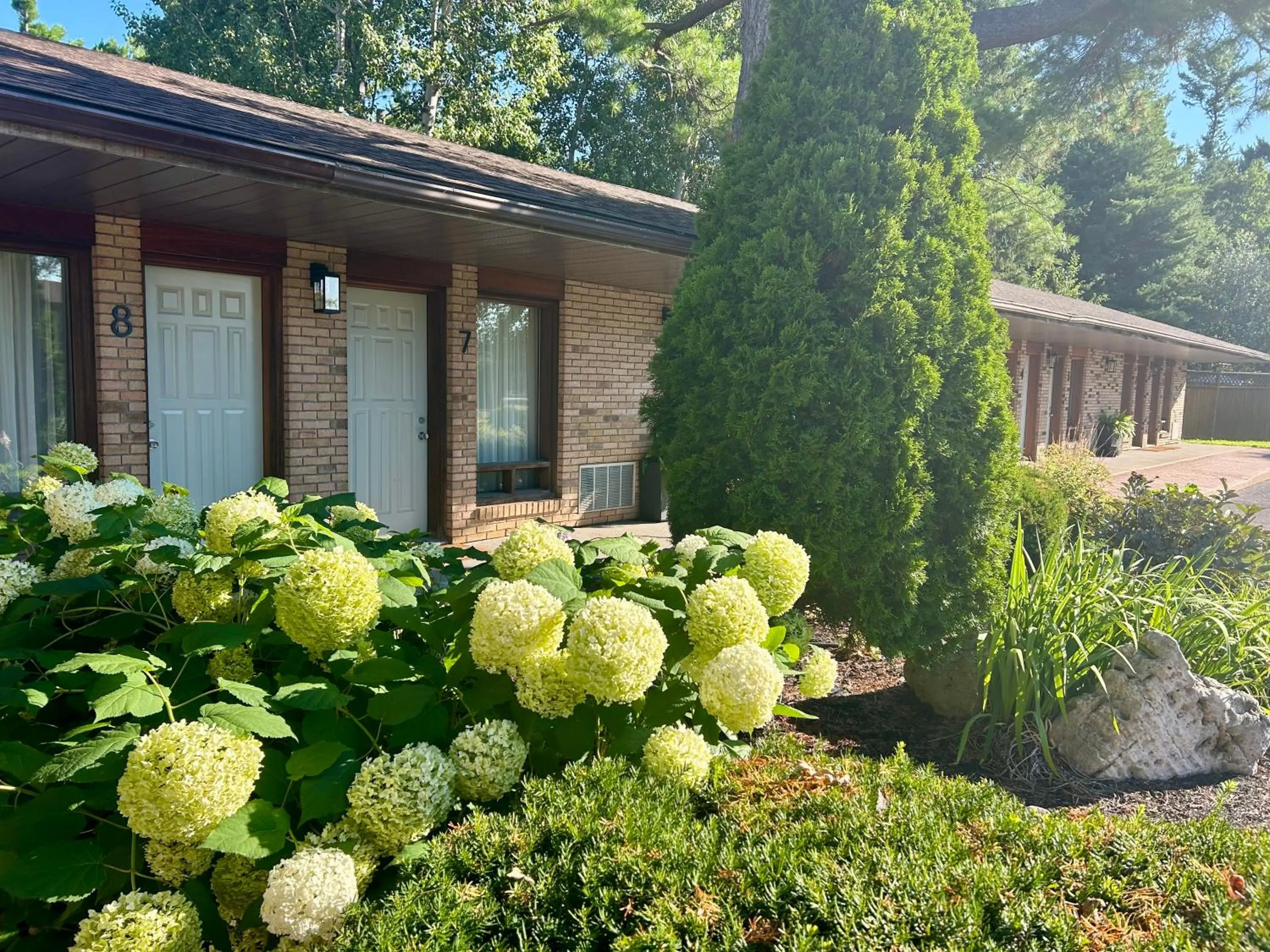 Property building in Rideau Heights Inn