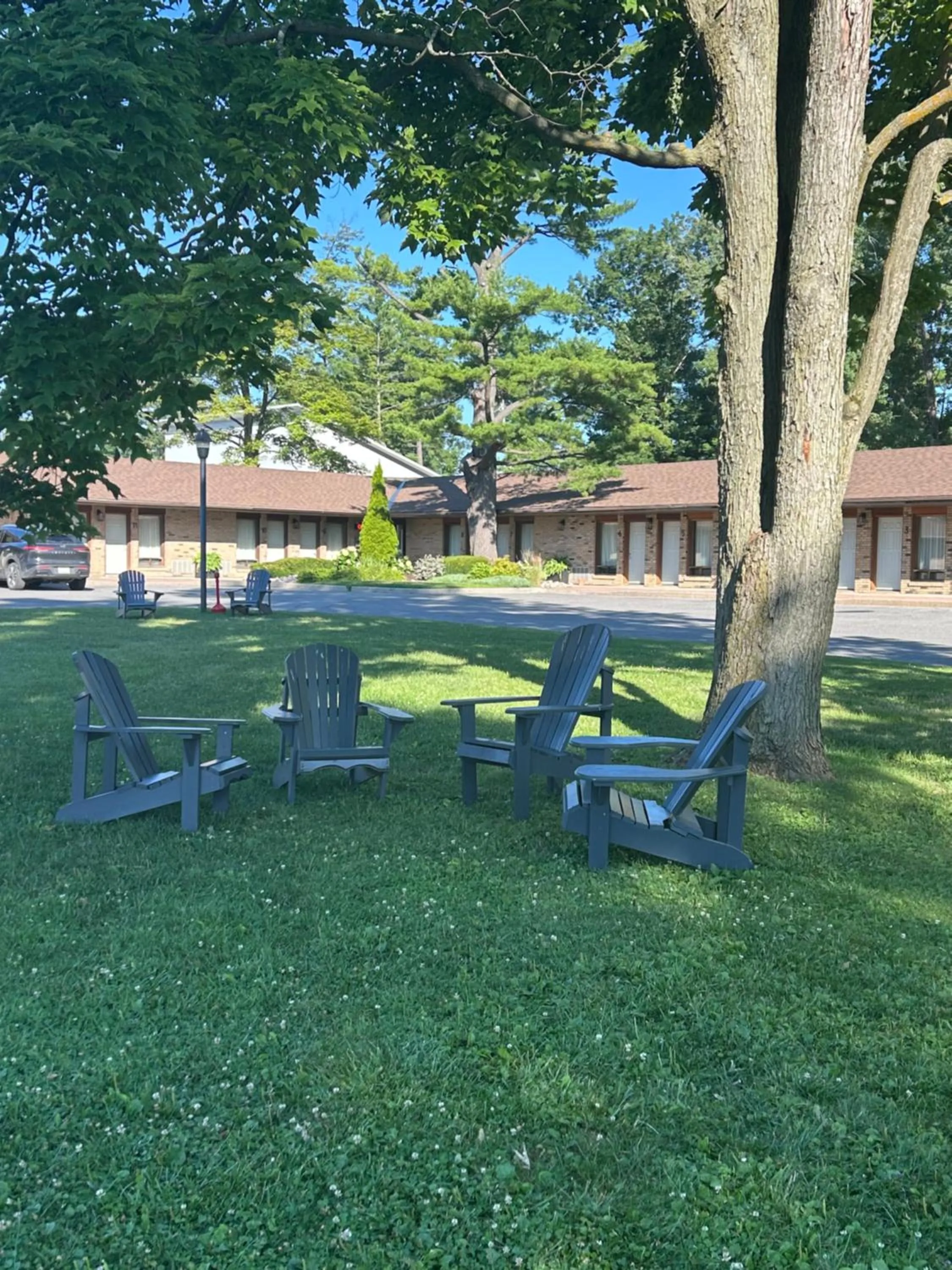 Property building in Rideau Heights Inn