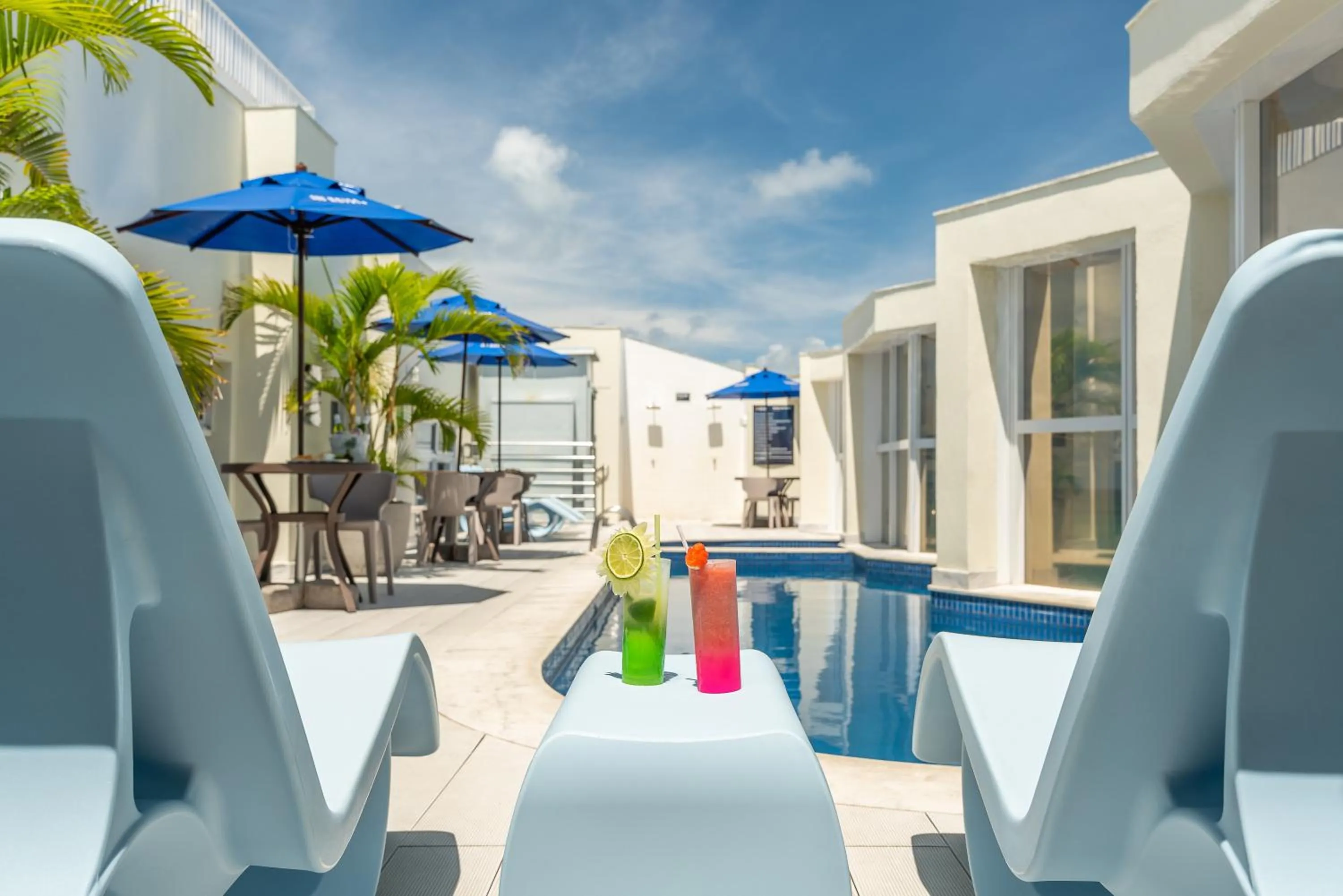 Swimming pool in Hotel Brisa Suítes Pajuçara