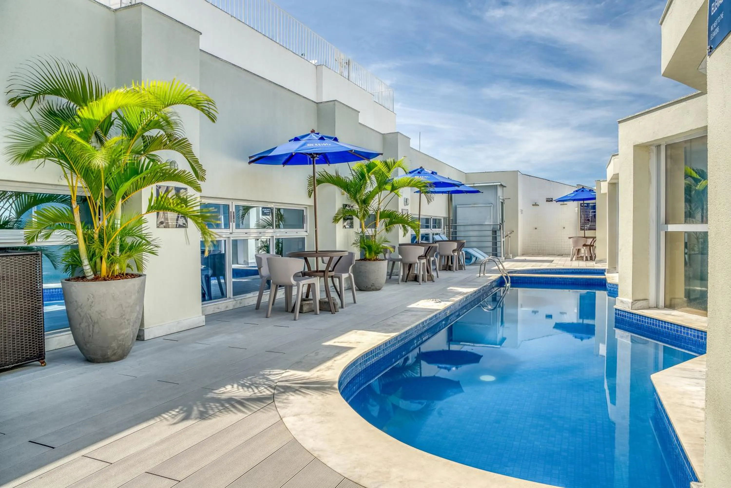 Swimming pool in Hotel Brisa Suítes Pajuçara
