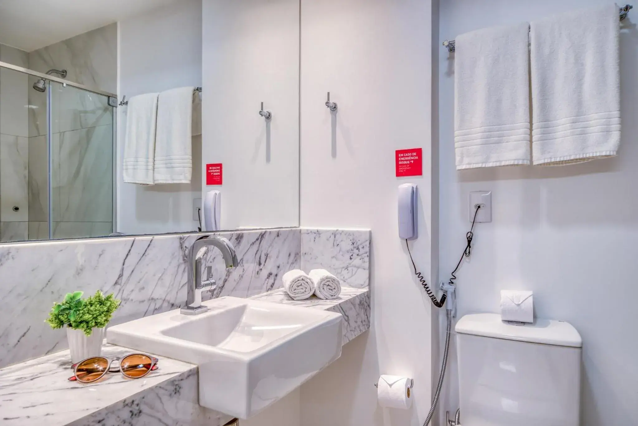 Bathroom in Hotel Brisa Suítes Pajuçara Bathroom in Hotel Brisa Suítes Pajuçara