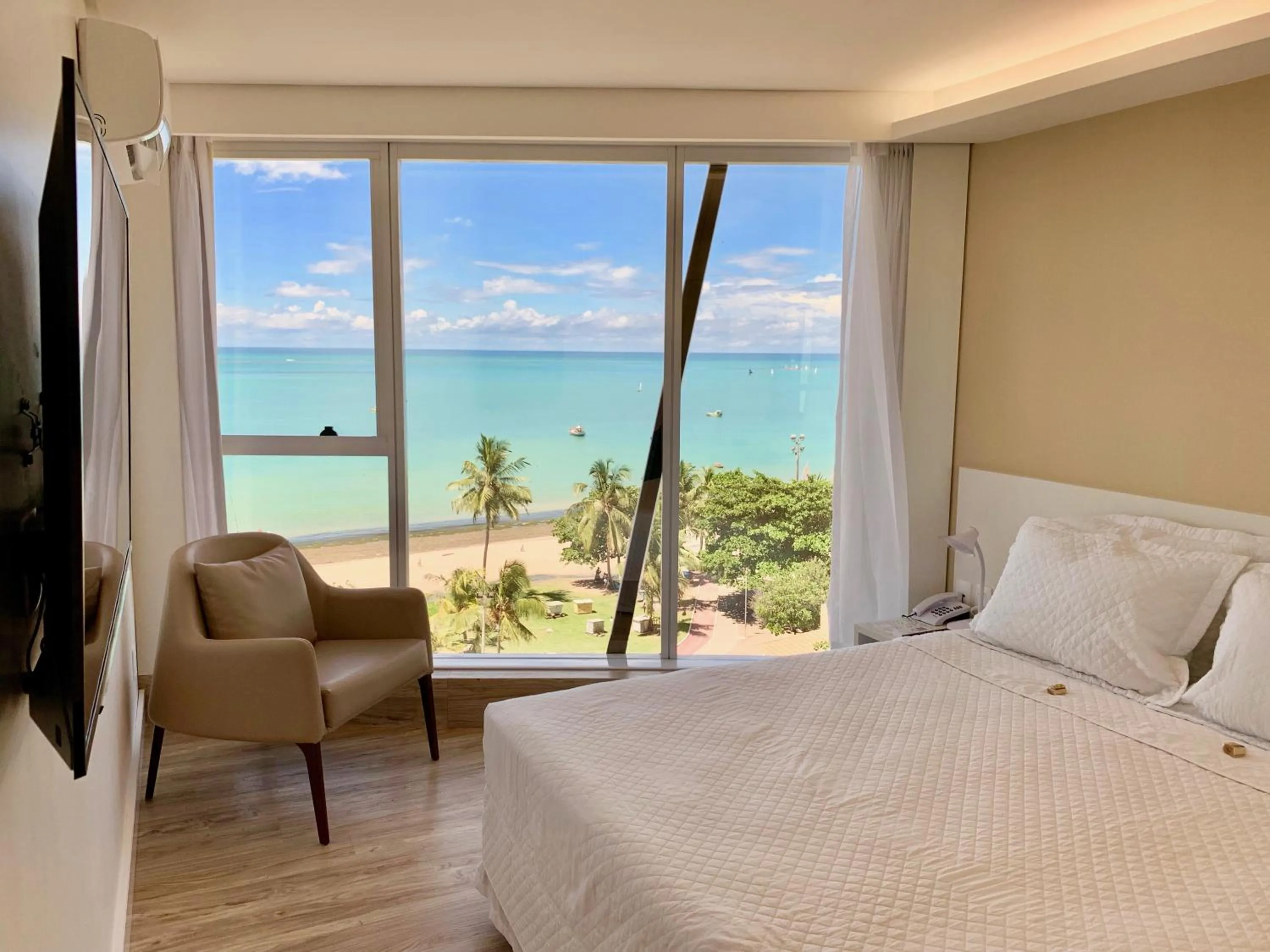 Bedroom, Bed in Hotel Brisa Suítes Pajuçara