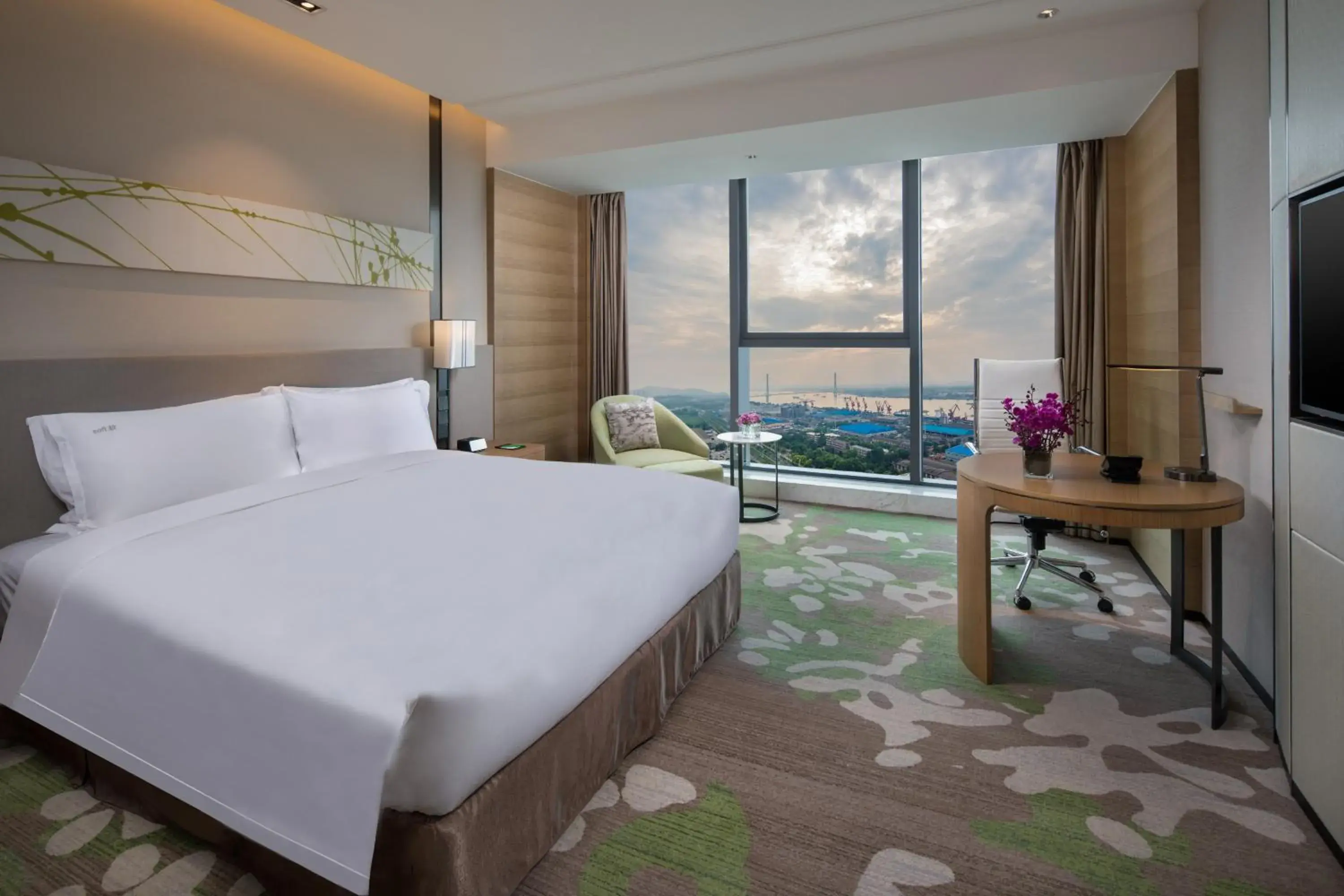 Standard King Room with Harbor View in Holiday Inn Nanjing Harbour by IHG Standard King Room with Harbor View in Holiday Inn Nanjing Harbour by IHG
