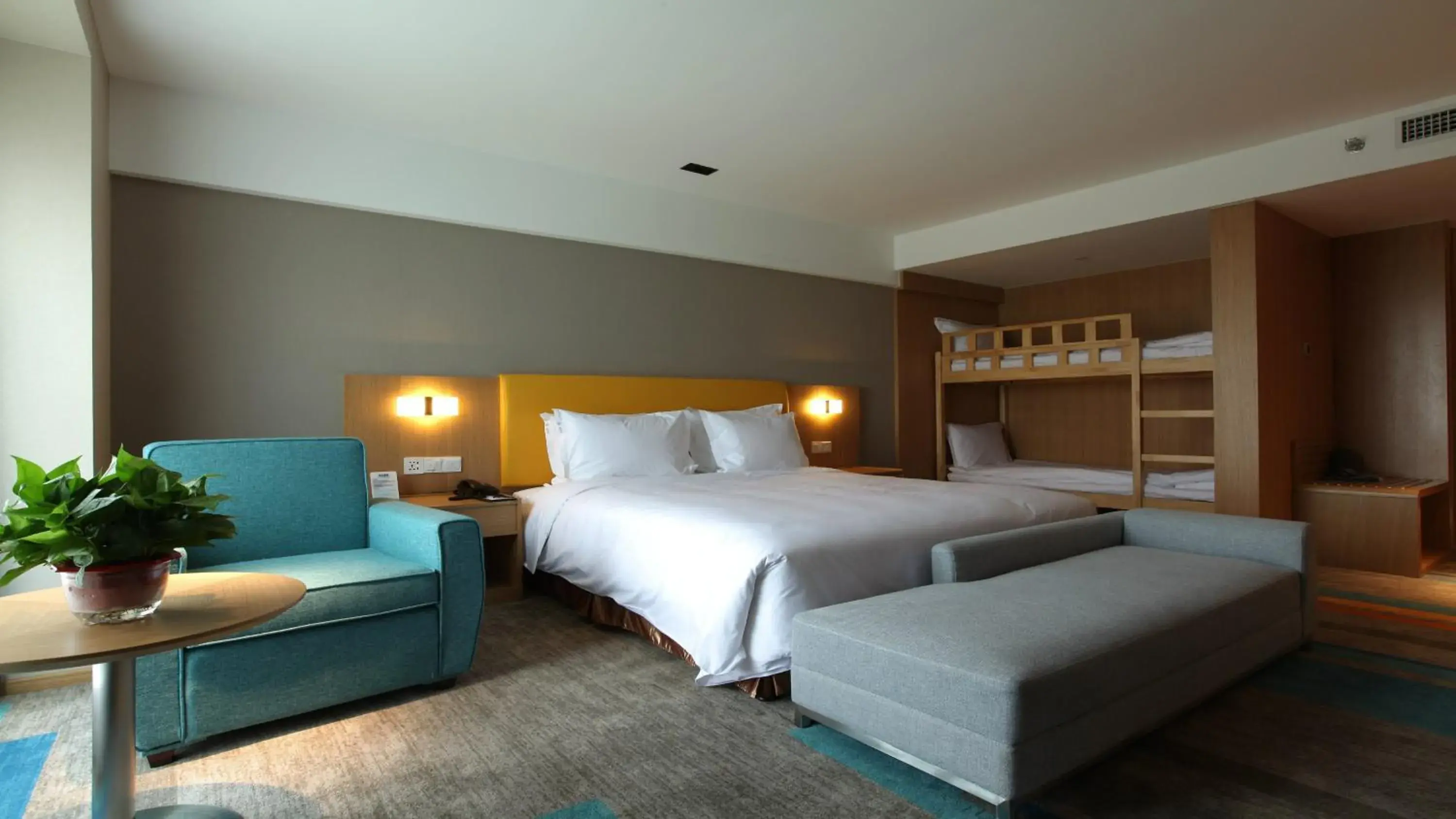 Photo of the whole room, Bed in Holiday Inn Express Xi'an Qujiang South by IHG Photo of the whole room, Bed in Holiday Inn Express Xi'an Qujiang South by IHG