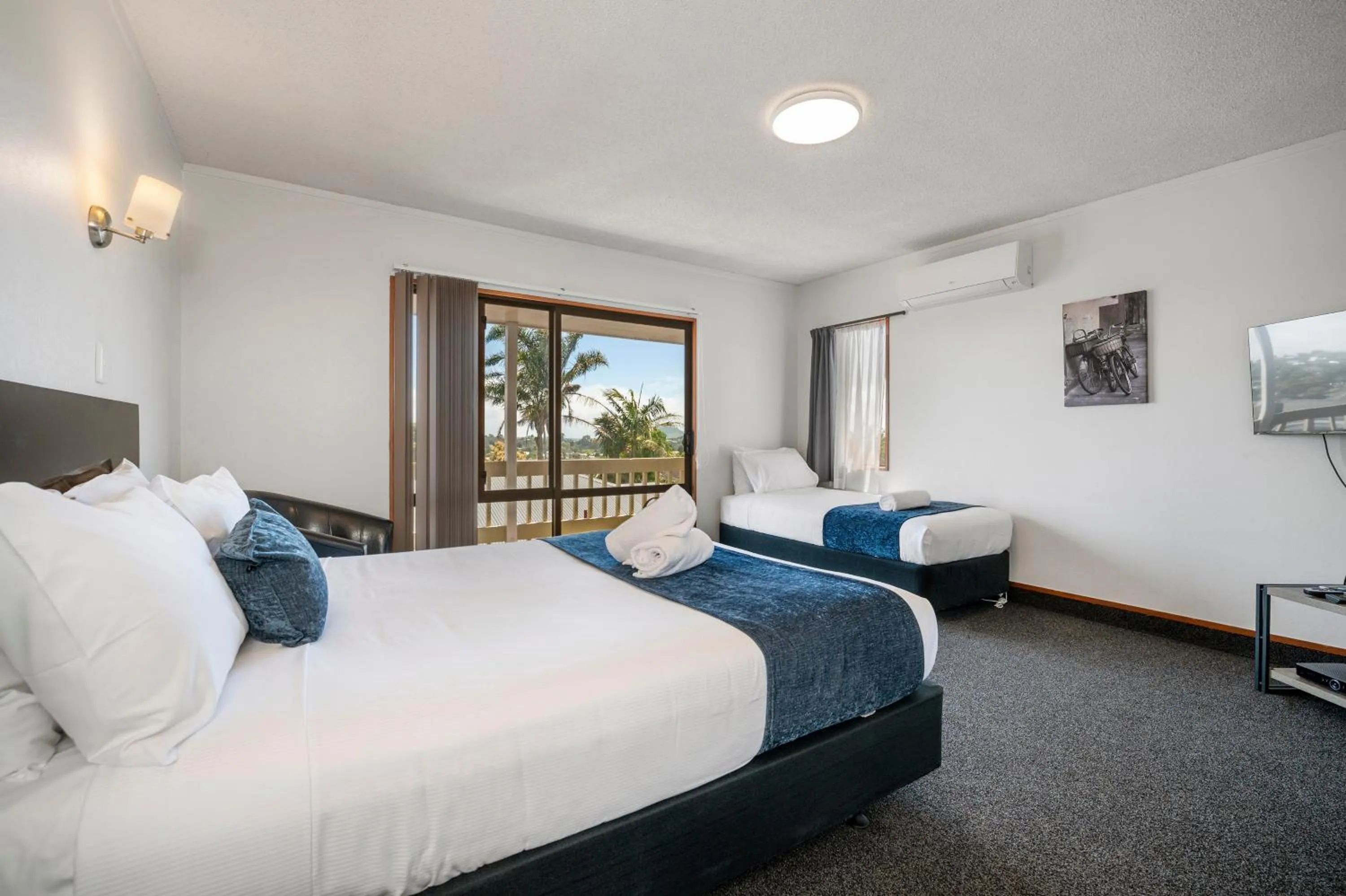 Bed in Summit Motor Lodge