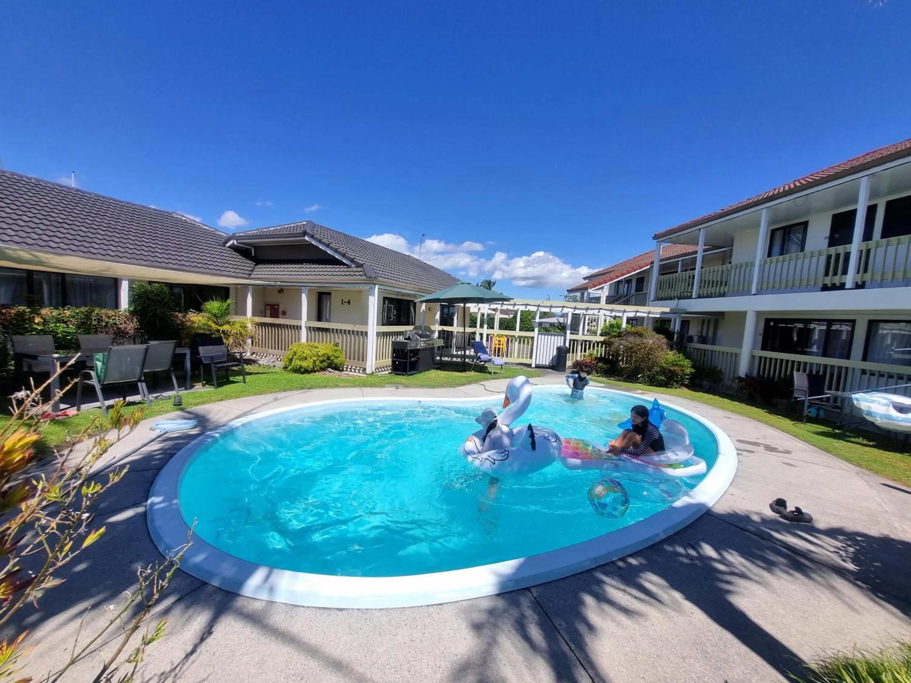 Swimming pool in Summit Motor Lodge
