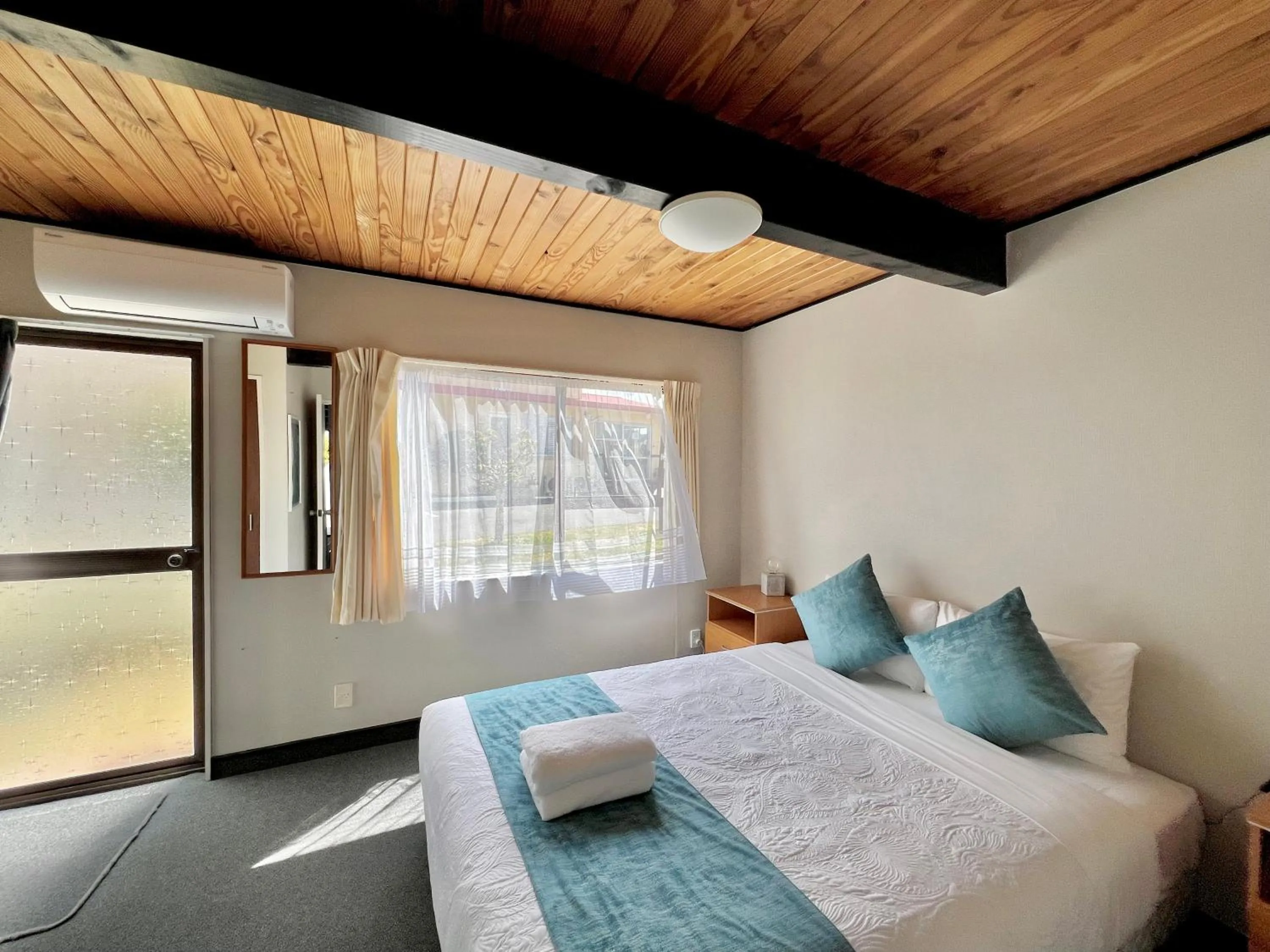 Bedroom, Bed in Mountain View Motel