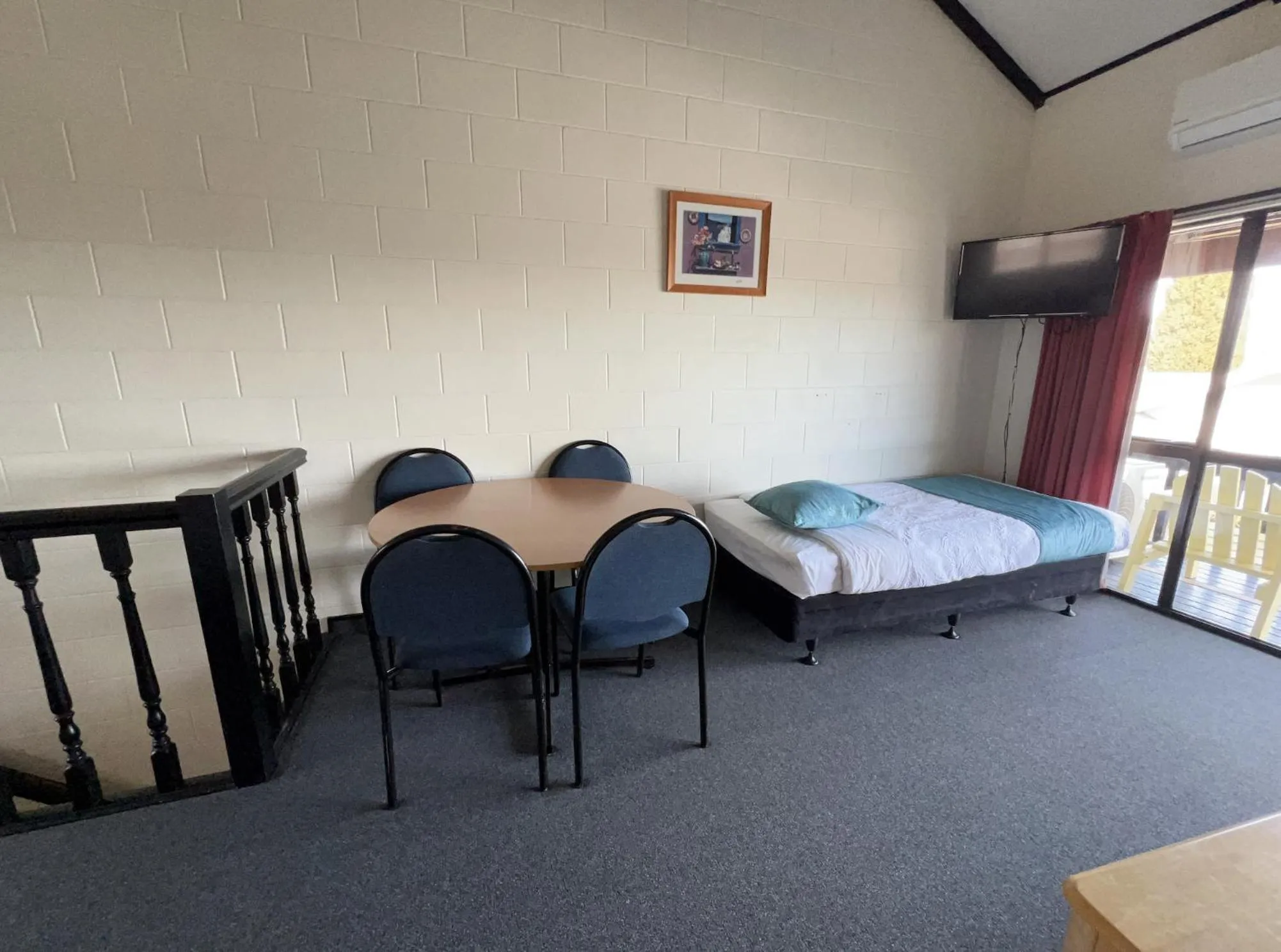 Seating area, Bed in Mountain View Motel