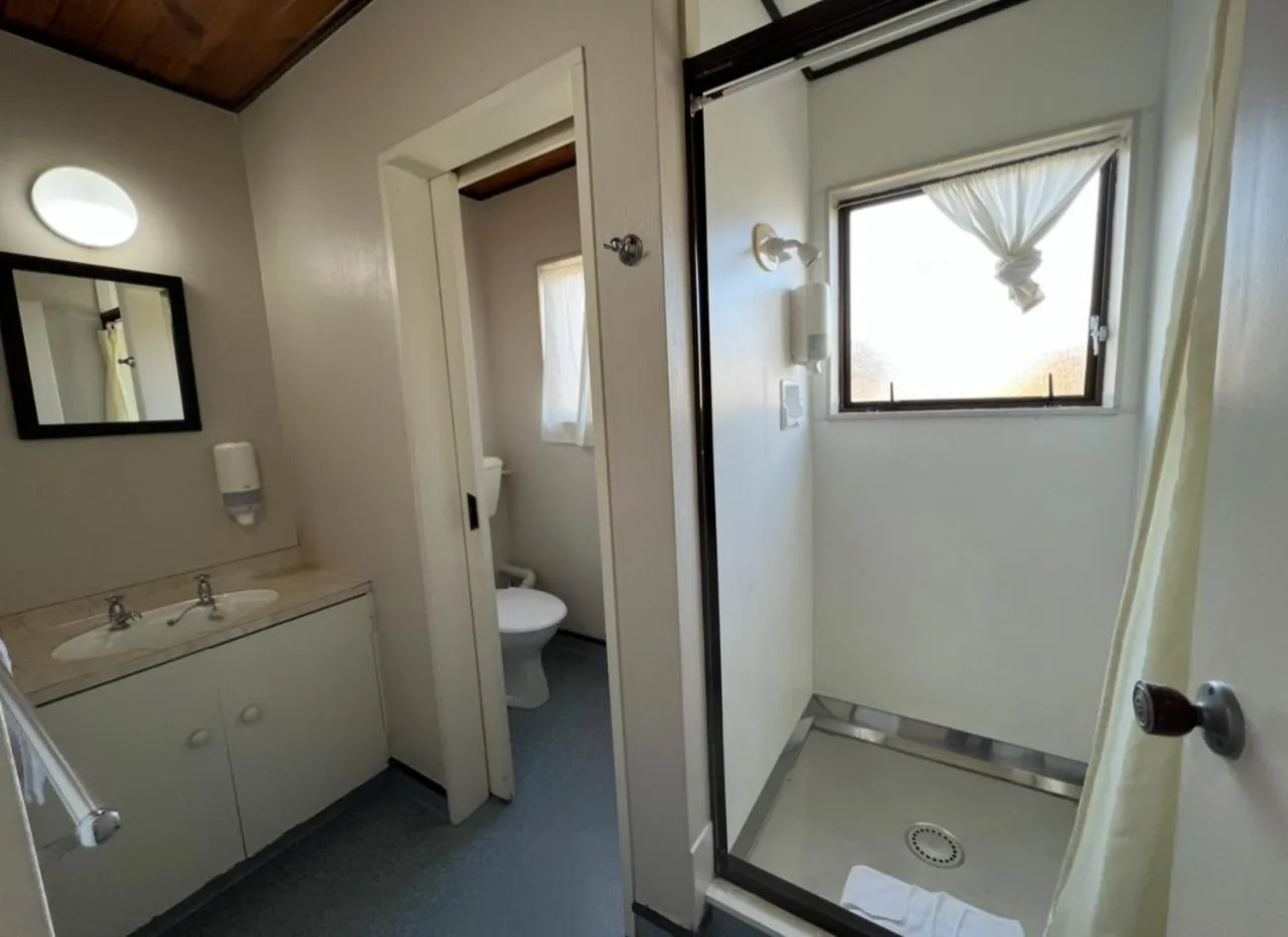 Bathroom in Mountain View Motel