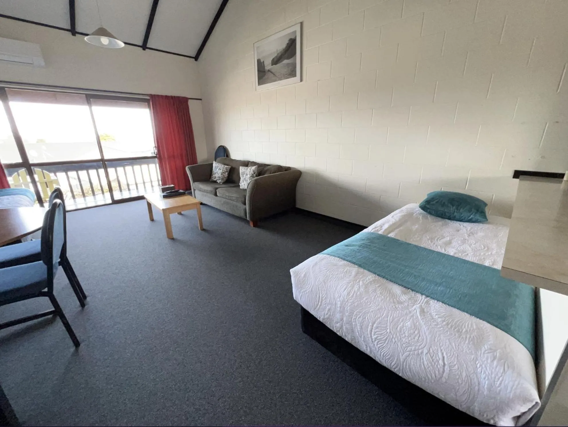 Living room, Bed in Mountain View Motel