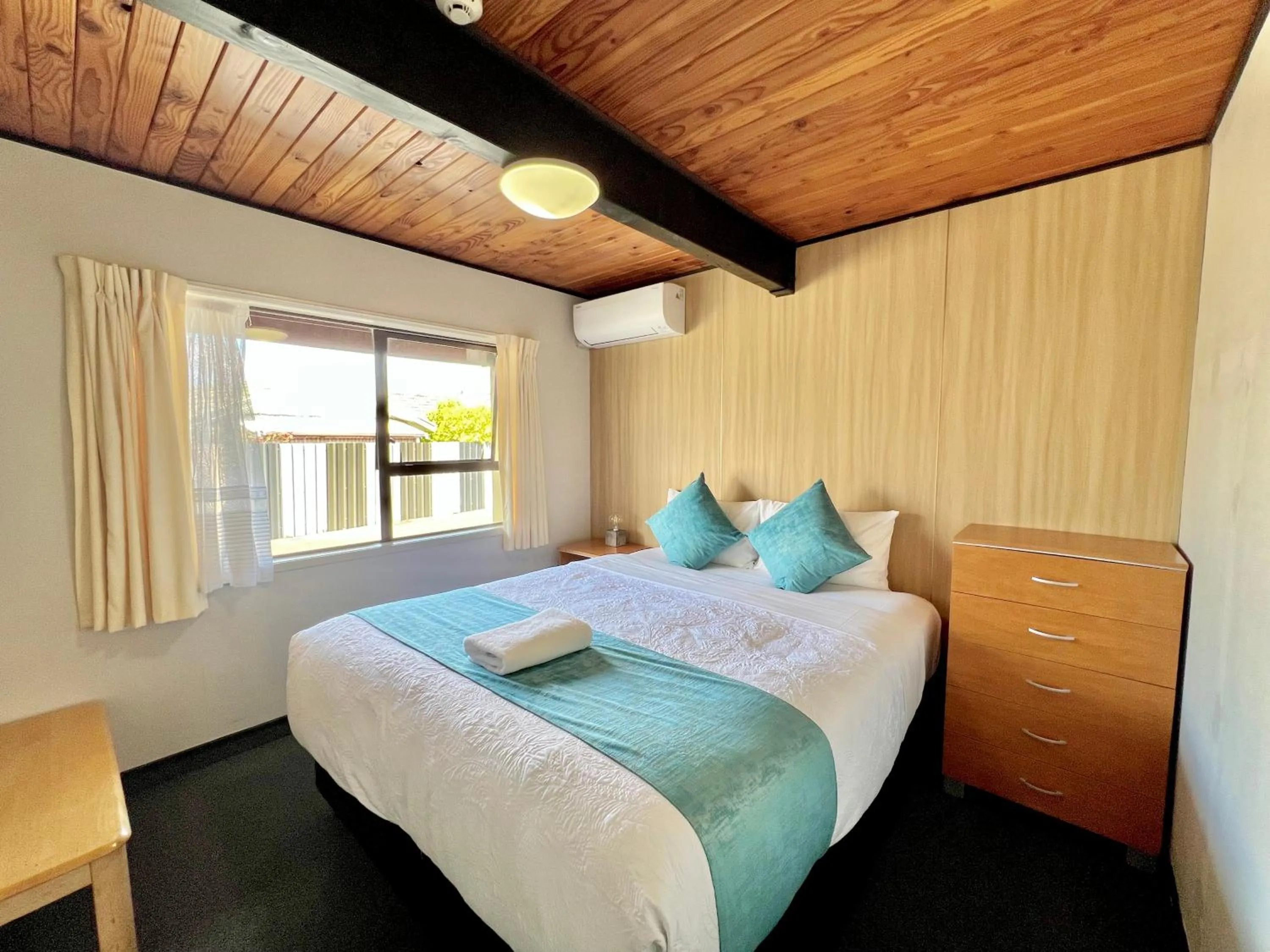 Bedroom, Bed in Mountain View Motel