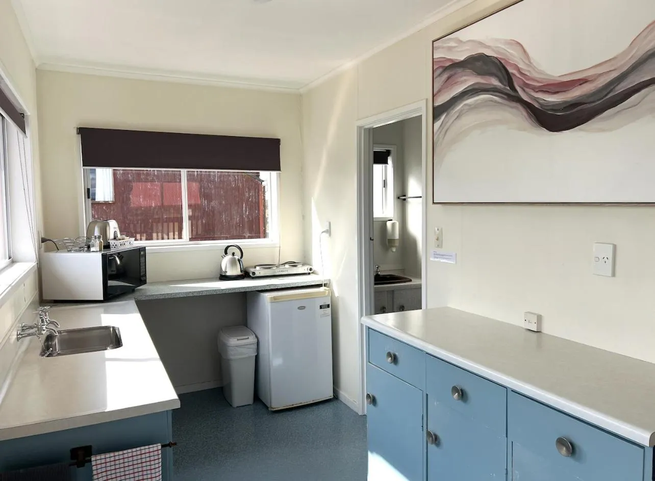 Kitchen or kitchenette in Mountain View Motel