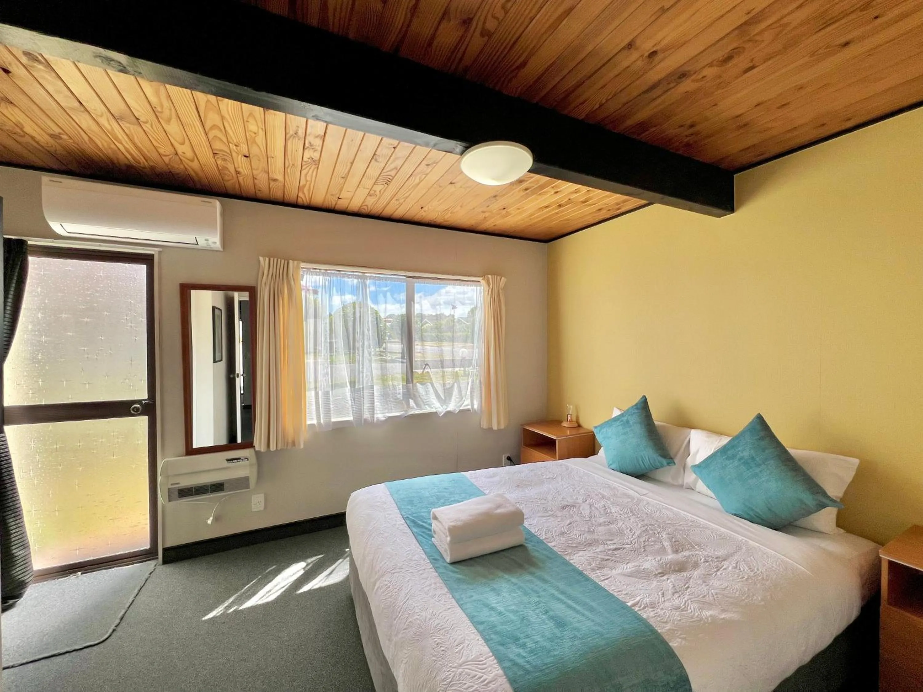 Bed in Mountain View Motel