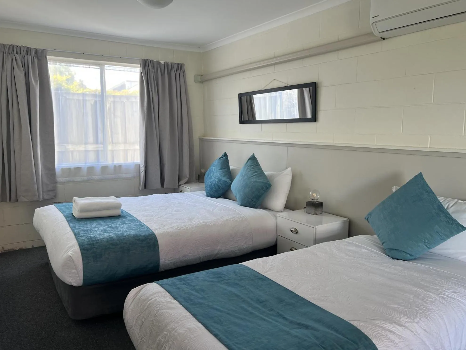 Bed in Mountain View Motel