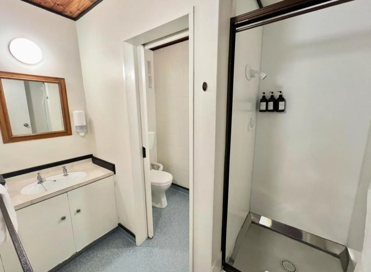 Bathroom in Mountain View Motel