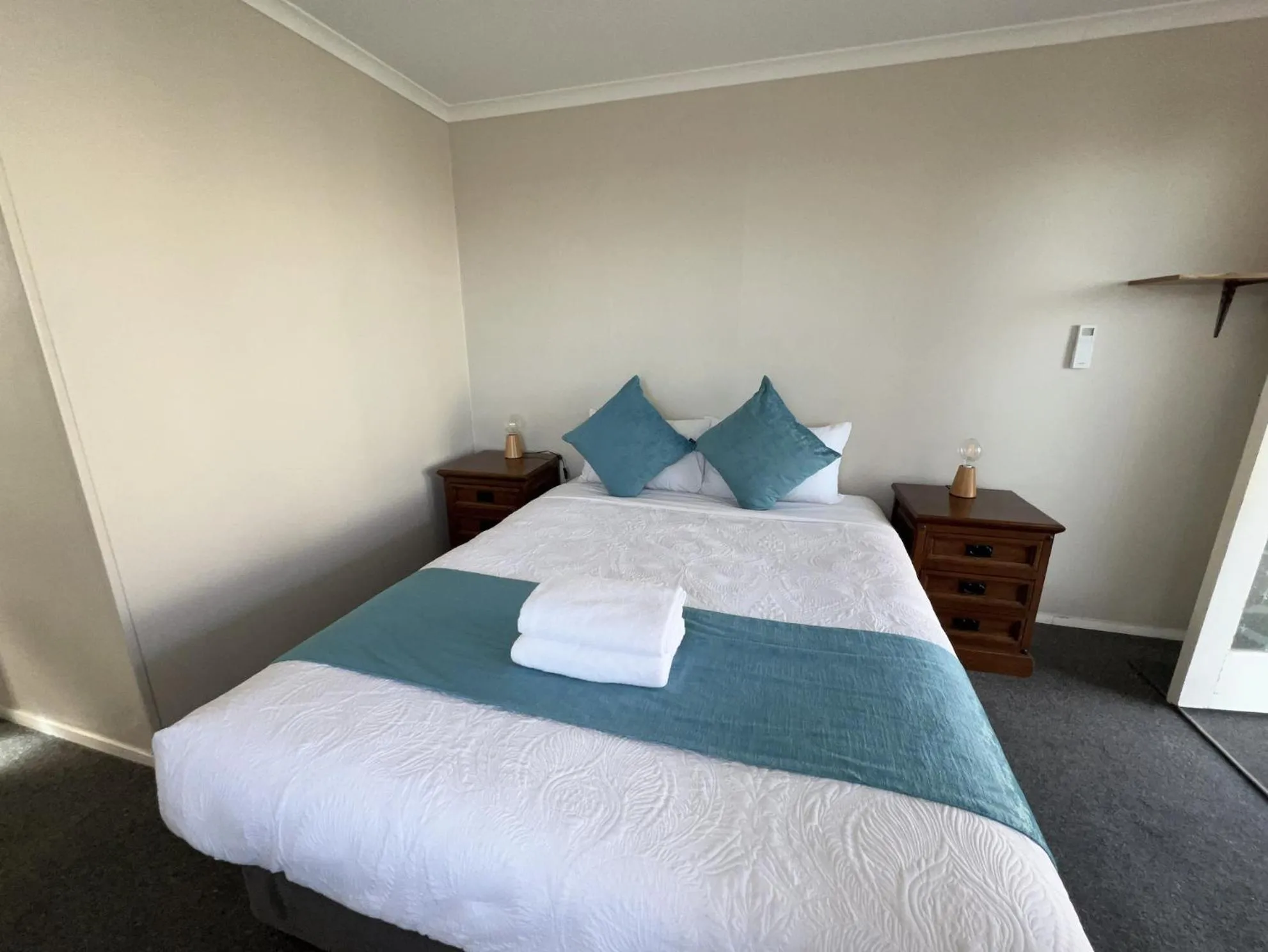 Bed in Mountain View Motel