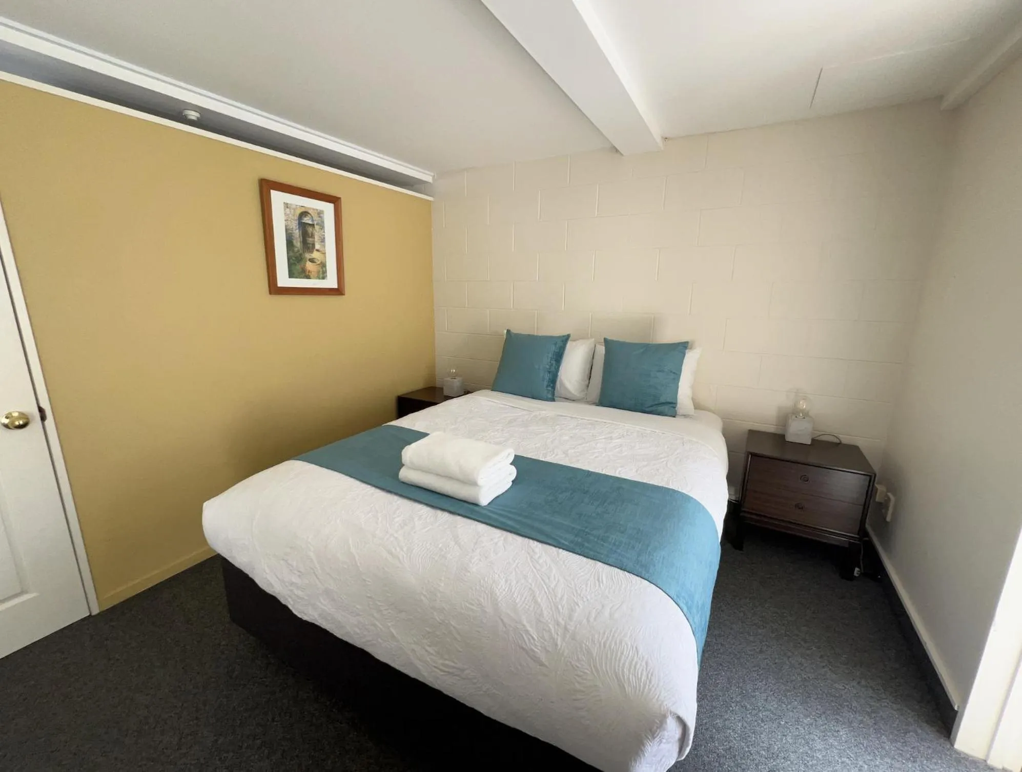 Bed in Mountain View Motel