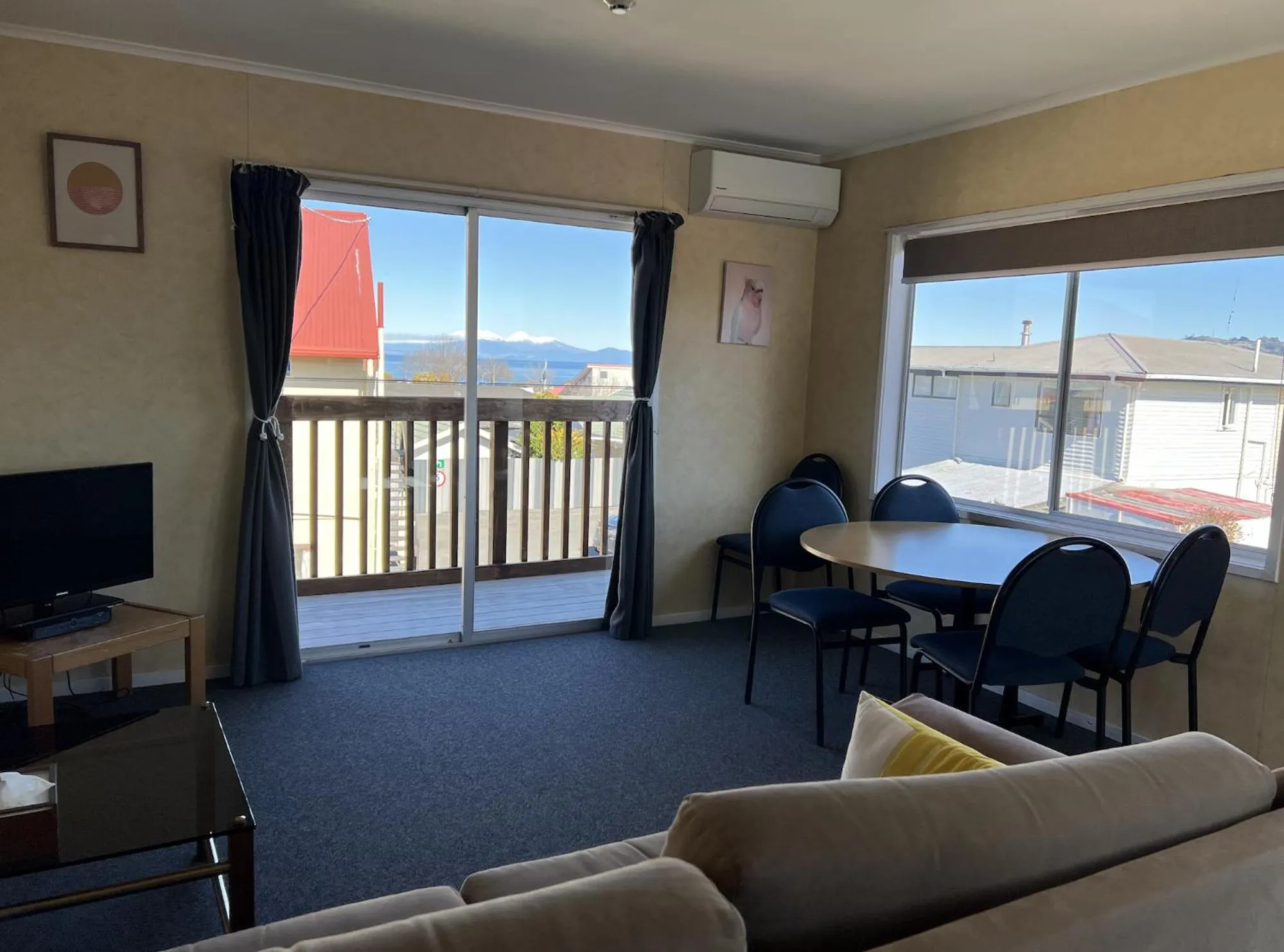 Living room in Mountain View Motel