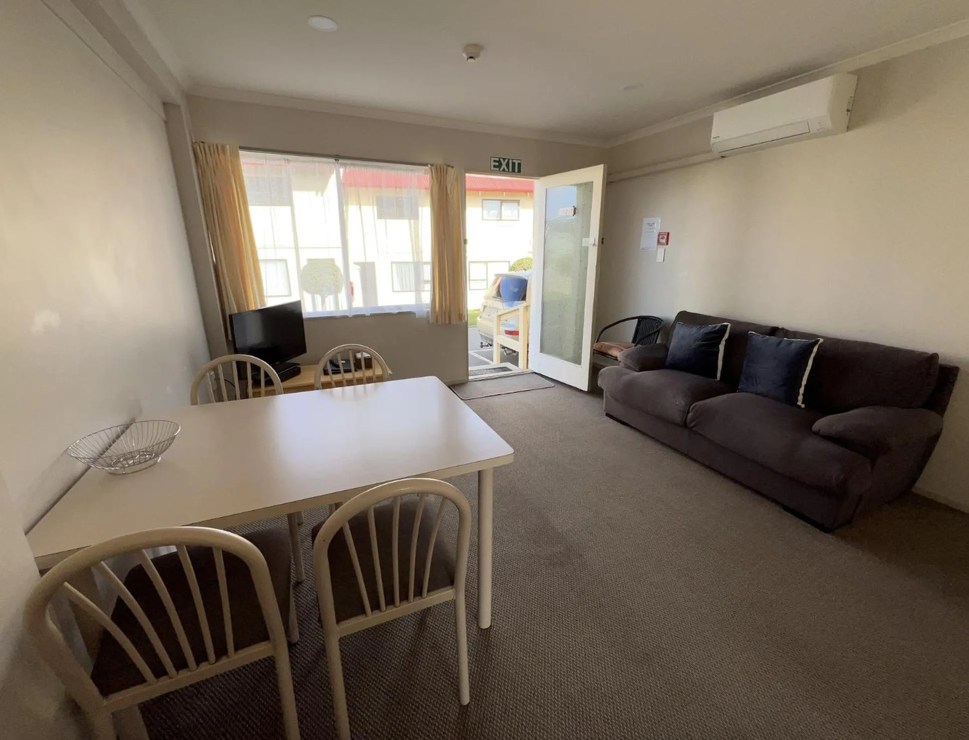 Living room in Mountain View Motel