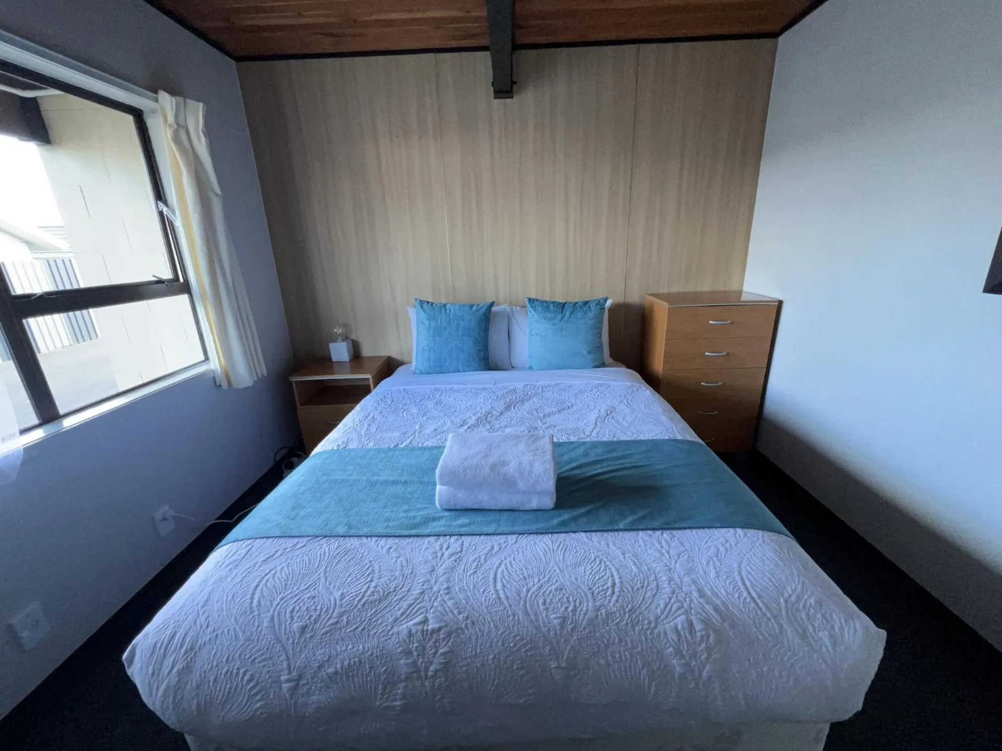 Bed in Mountain View Motel