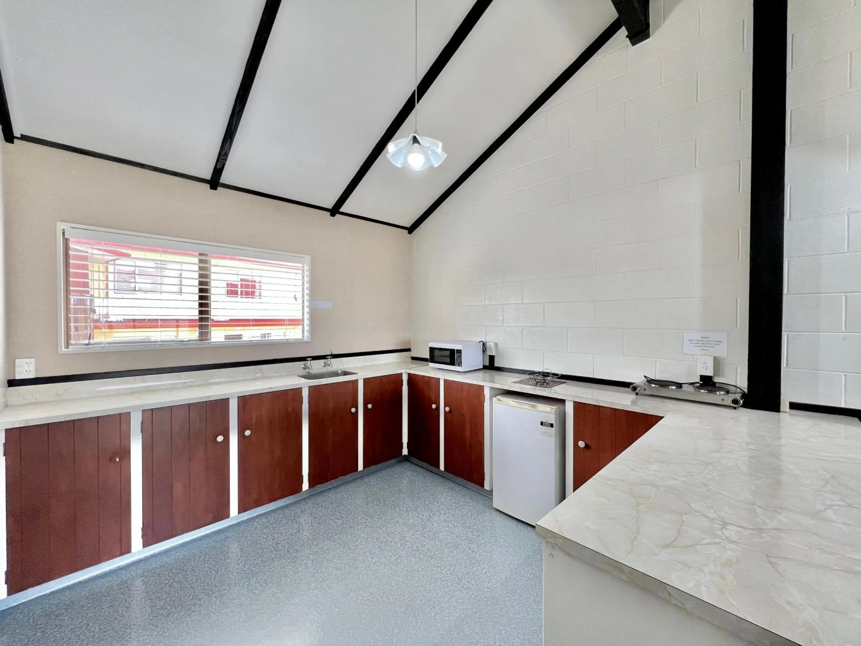 kitchen in Mountain View Motel