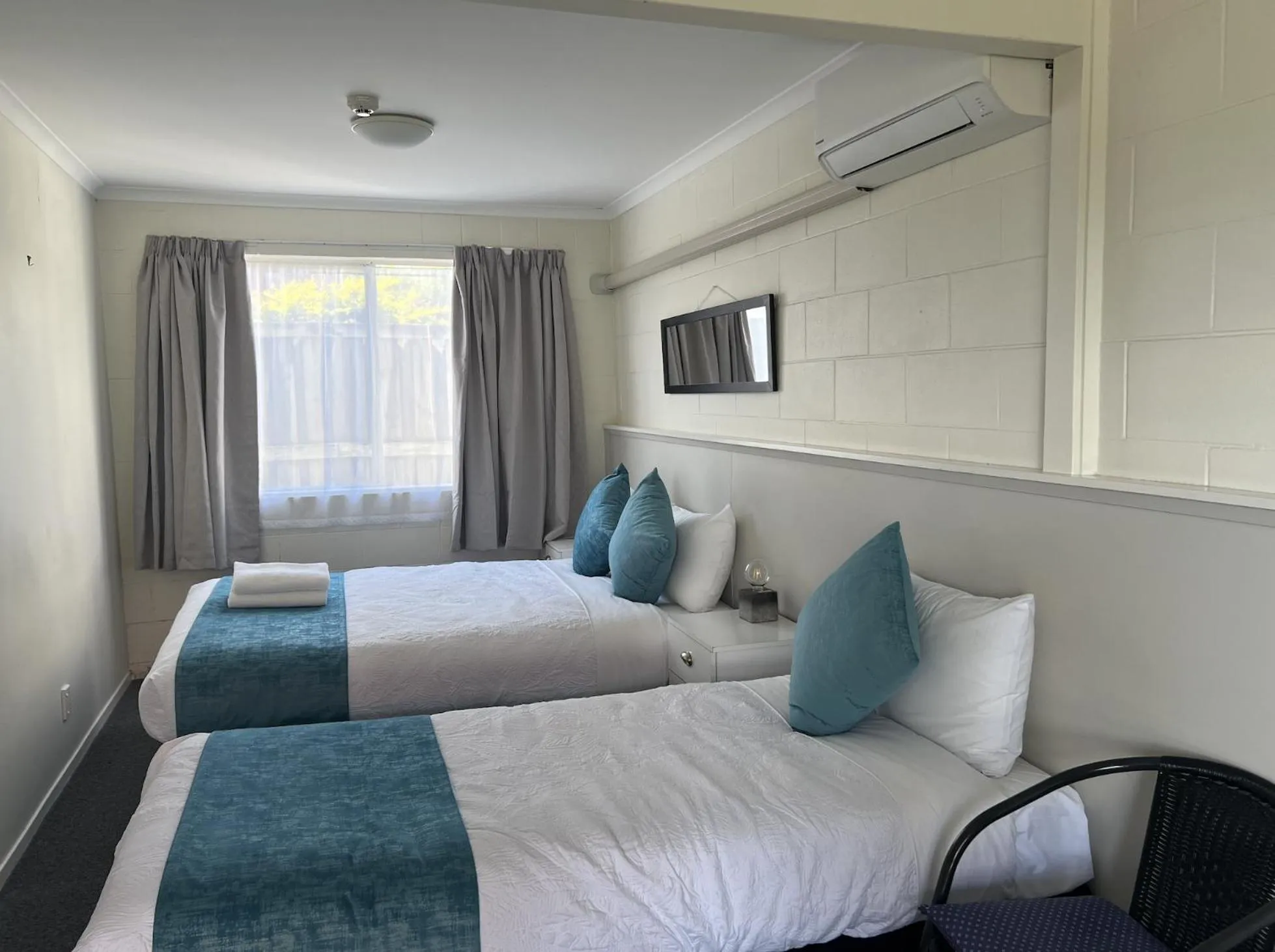 Bed in Mountain View Motel