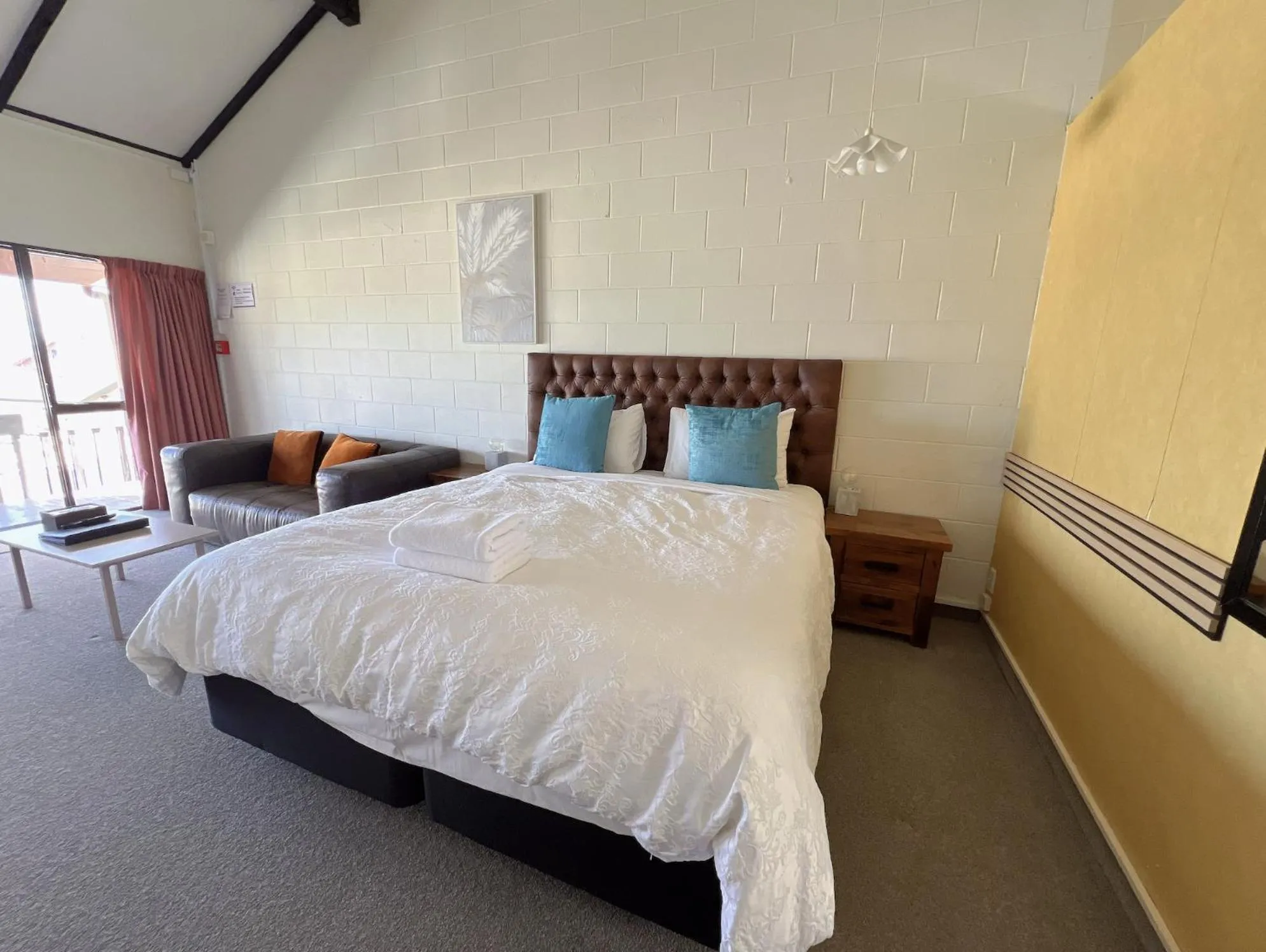 Bed in Mountain View Motel