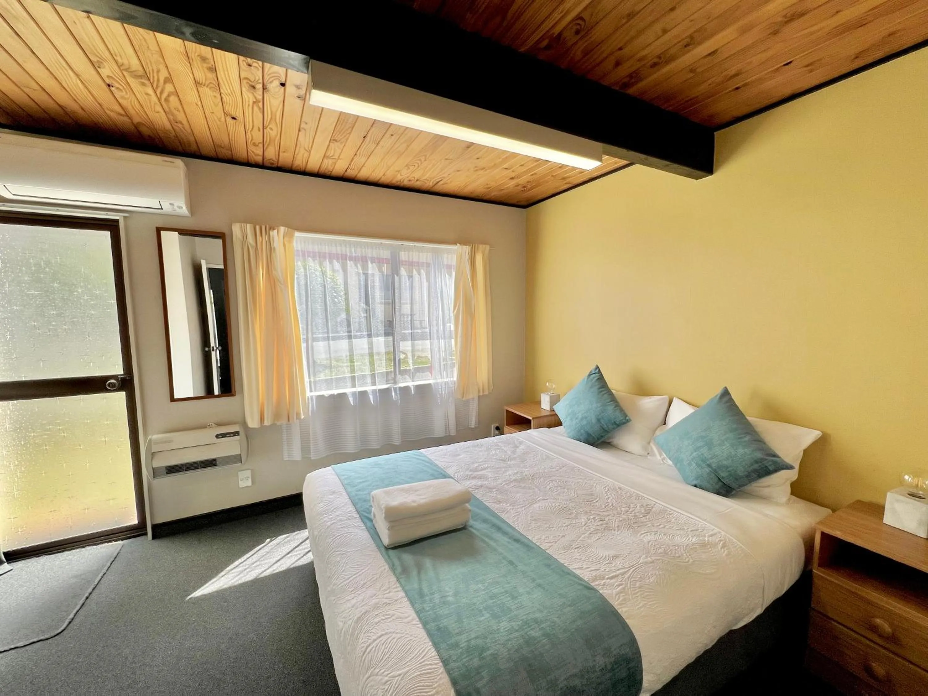 Bedroom, Bed in Mountain View Motel