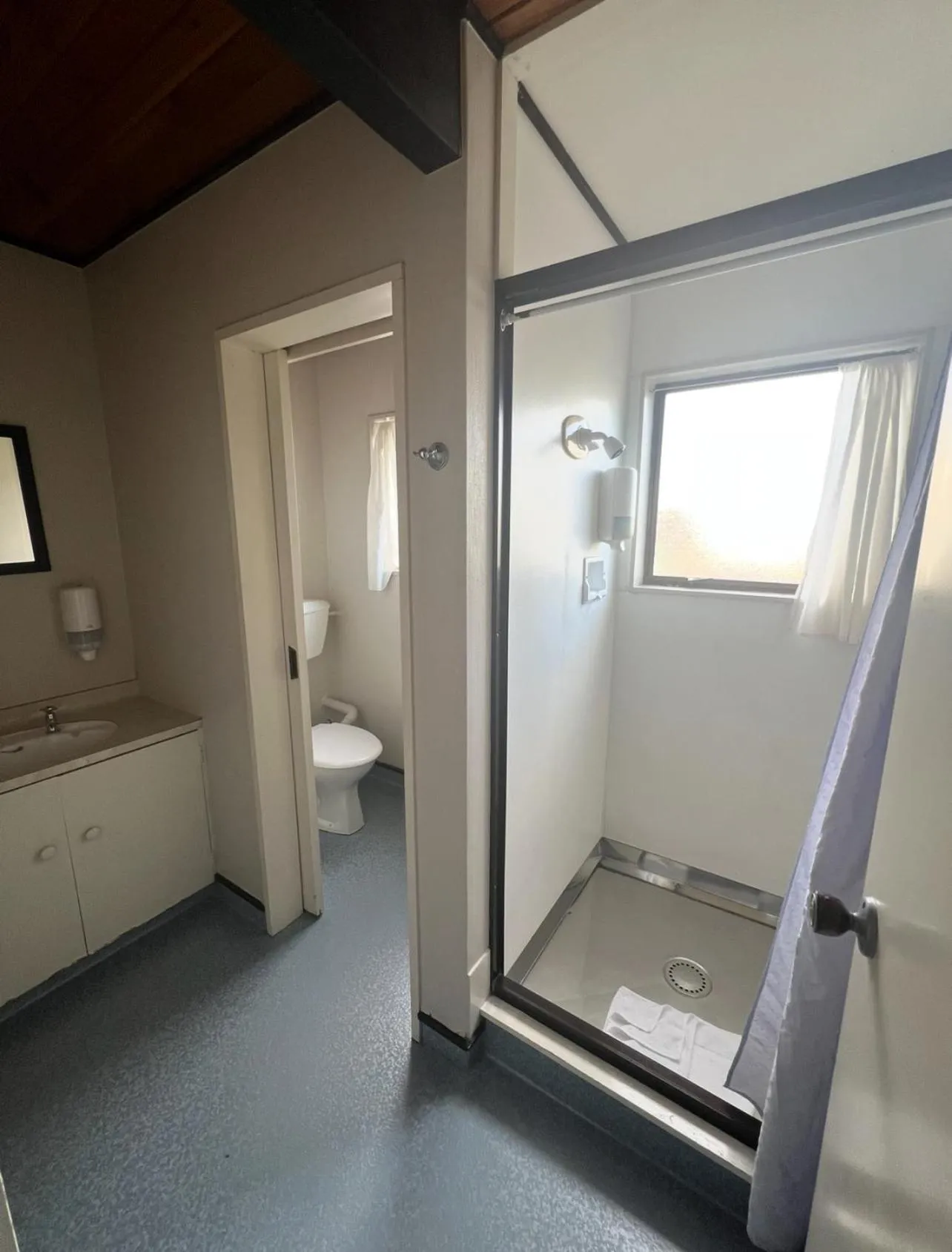 Bathroom in Mountain View Motel