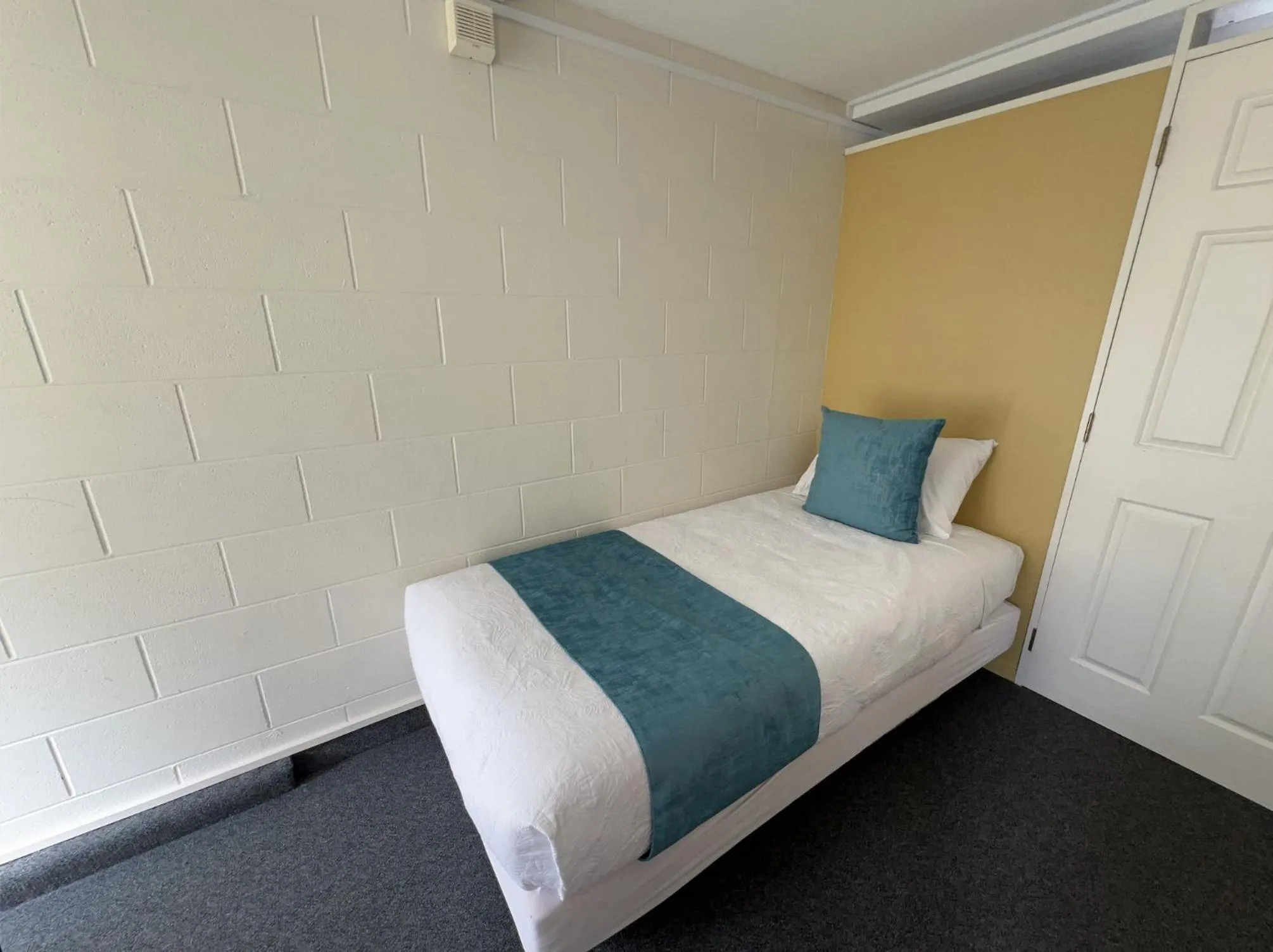 Bed in Mountain View Motel